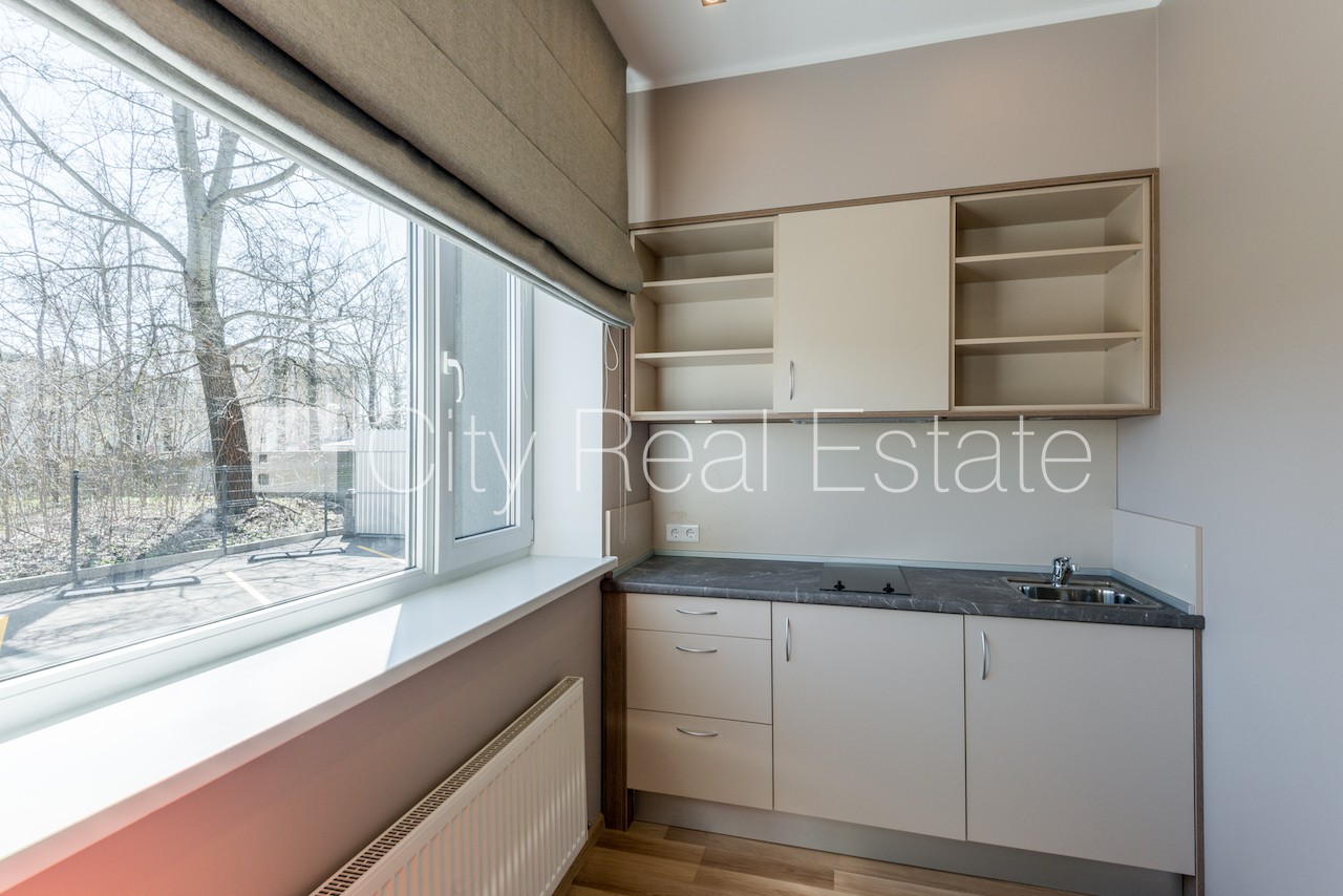 Sludinājumi. Renovēta māja, labiekārtota apzaļumota teritorija, vieta automašīnai, kāpņu telpa pēc kapitālā Cena: 510 EUR/mēn Foto #5