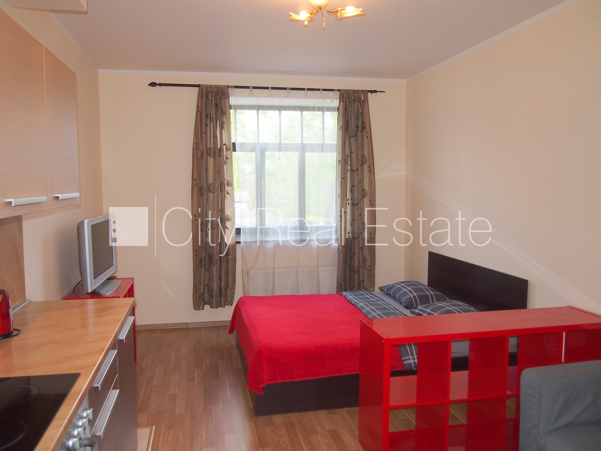 Sludinājumi. Fasādes māja, renovēta māja, labiekārtota apzaļumota teritorija, ieeja no ielas, ir lifts, kāpņu Cena: 400 EUR/mēn Foto #1