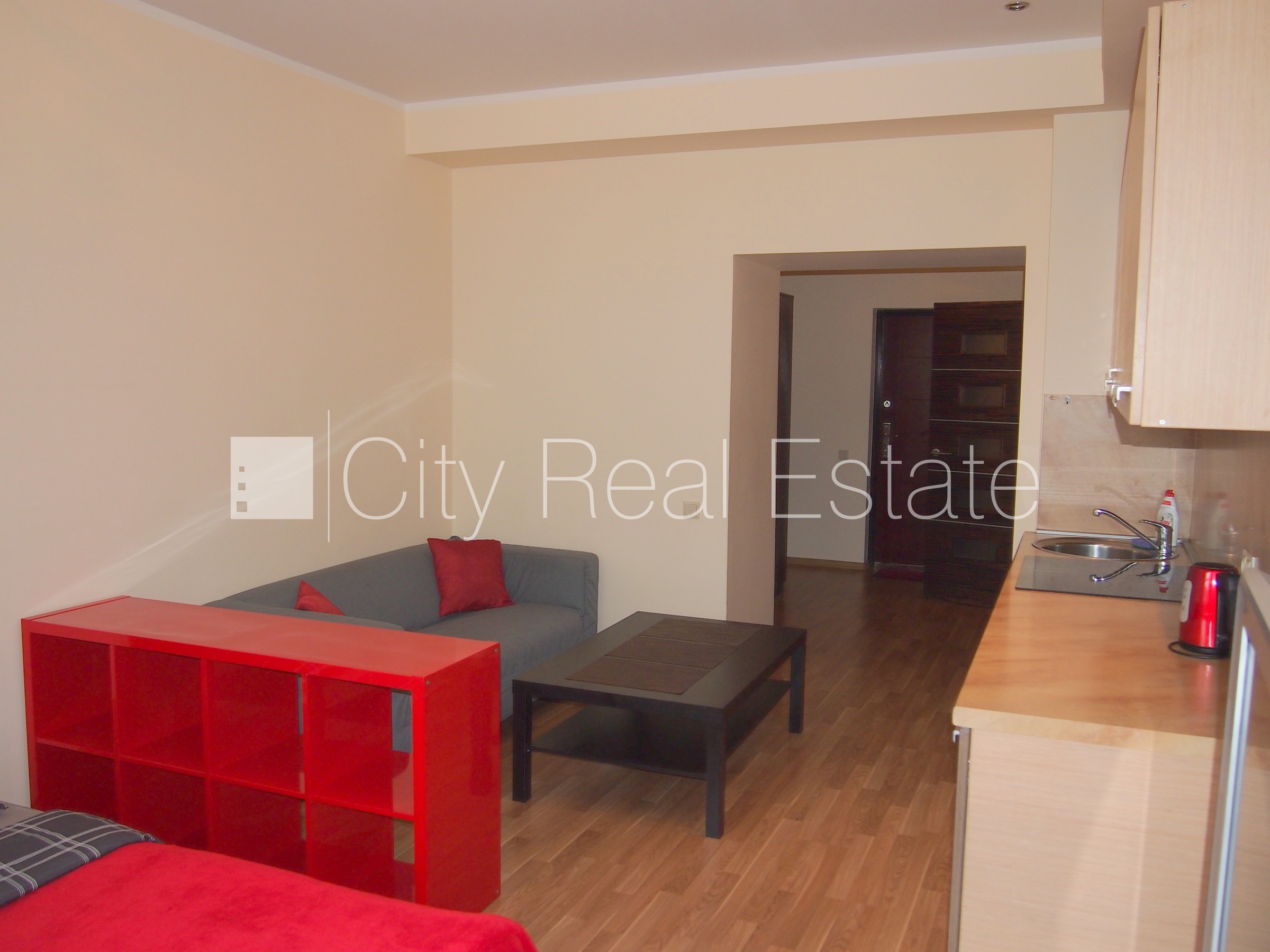 Sludinājumi. Fasādes māja, renovēta māja, labiekārtota apzaļumota teritorija, ieeja no ielas, ir lifts, kāpņu Cena: 400 EUR/mēn Foto #2