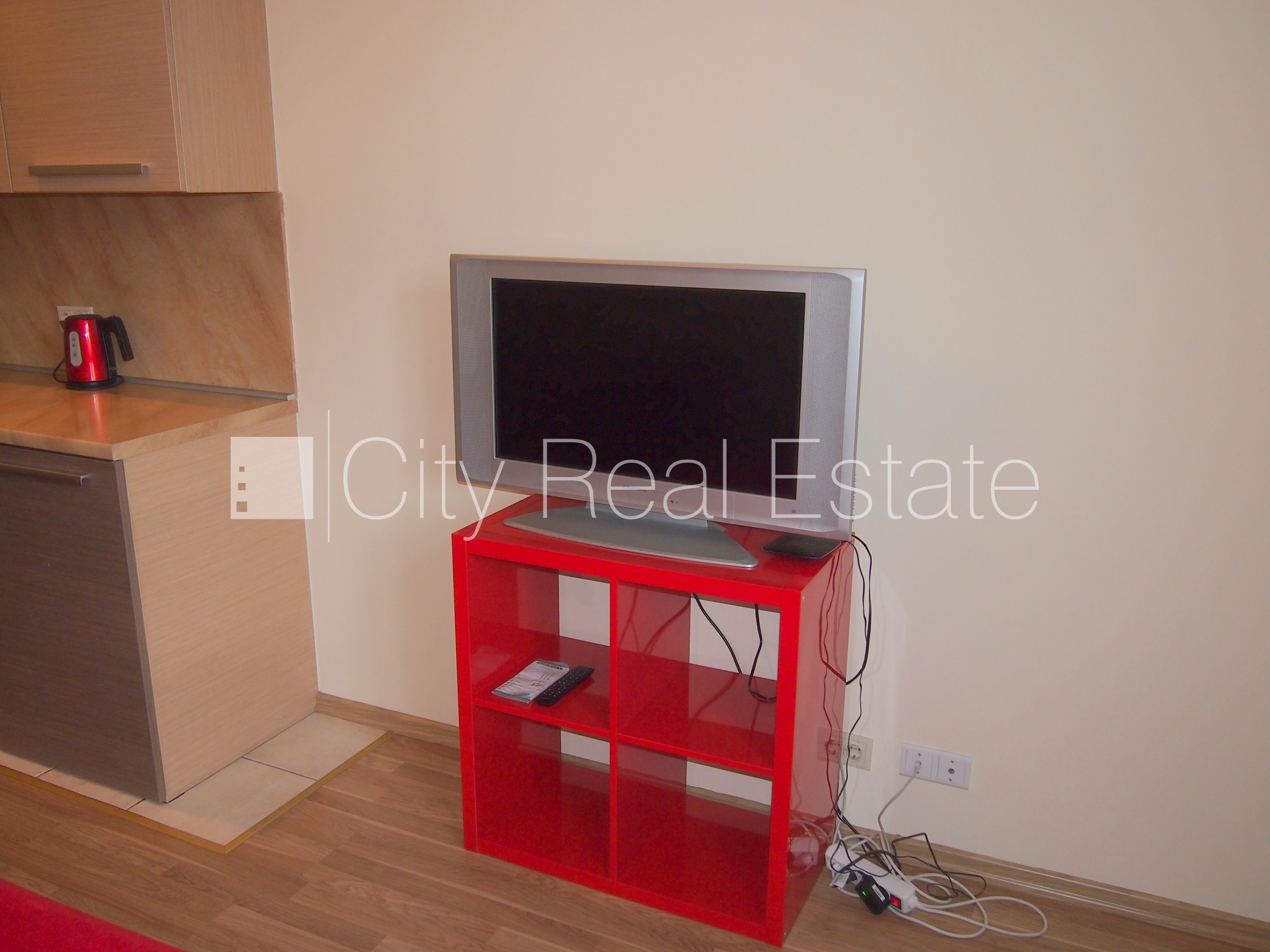 Sludinājumi. Fasādes māja, renovēta māja, labiekārtota apzaļumota teritorija, ieeja no ielas, ir lifts, kāpņu Cena: 400 EUR/mēn Foto #4