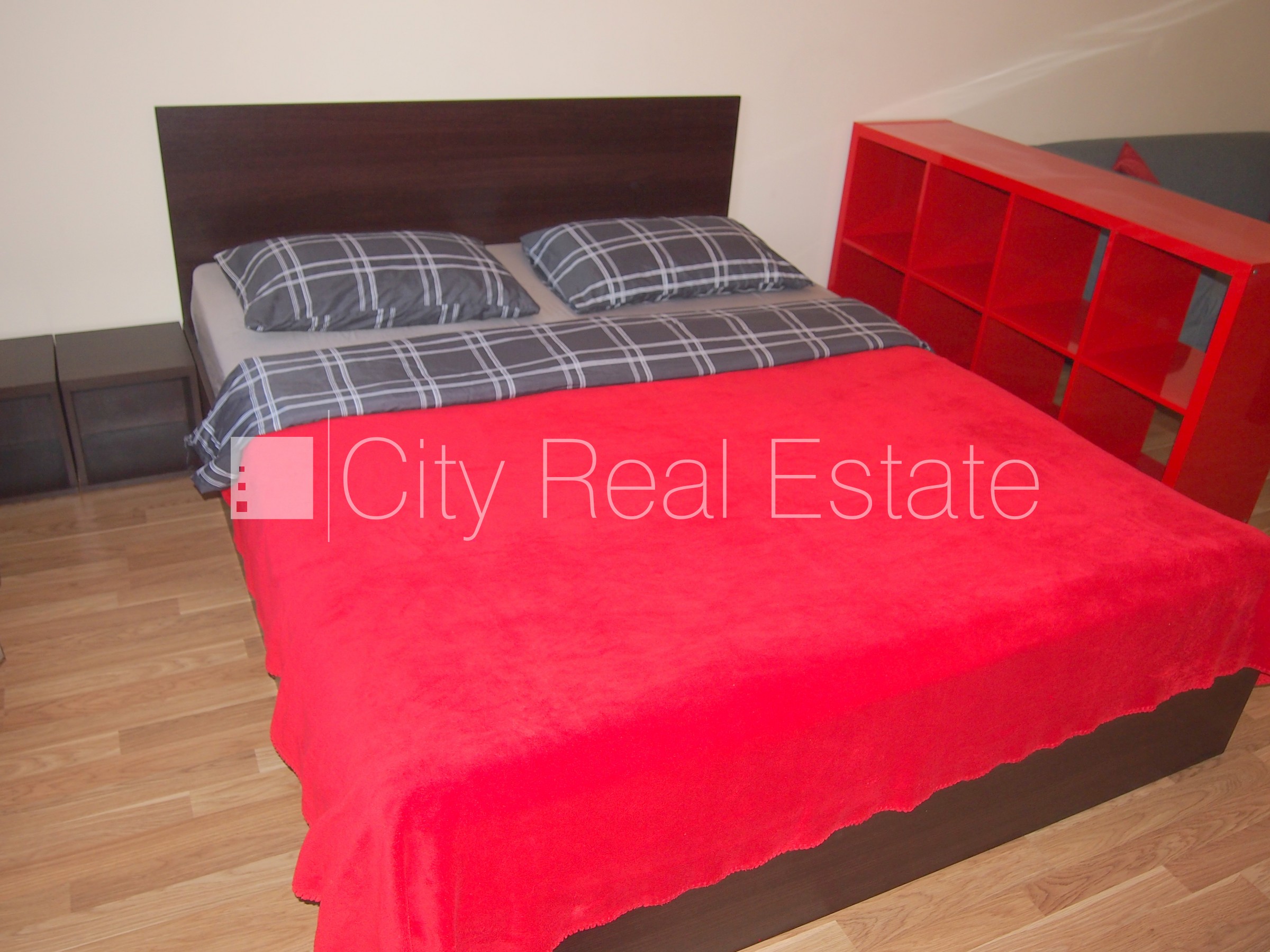 Sludinājumi. Fasādes māja, renovēta māja, labiekārtota apzaļumota teritorija, ieeja no ielas, ir lifts, kāpņu Cena: 400 EUR/mēn Foto #5