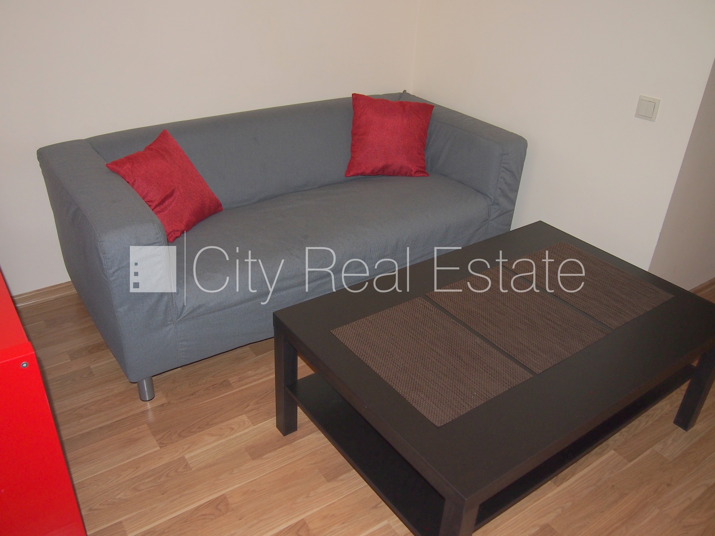 Sludinājumi. Fasādes māja, renovēta māja, labiekārtota apzaļumota teritorija, ieeja no ielas, ir lifts, kāpņu Cena: 400 EUR/mēn Foto #6