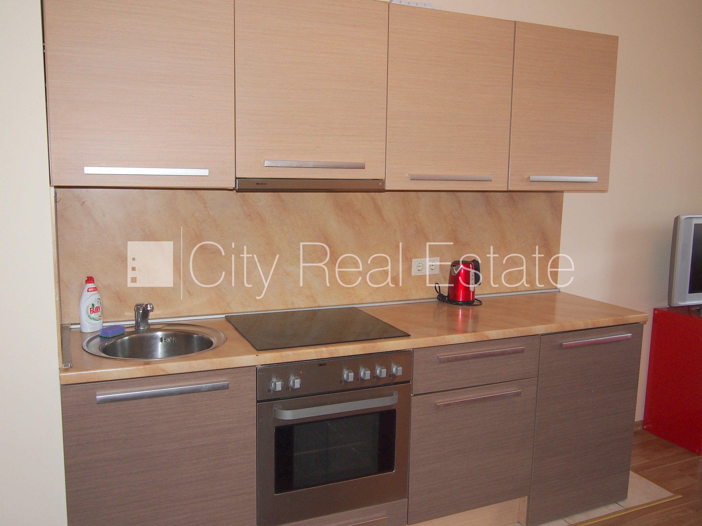 Sludinājumi. Fasādes māja, renovēta māja, labiekārtota apzaļumota teritorija, ieeja no ielas, ir lifts, kāpņu Cena: 400 EUR/mēn Foto #7