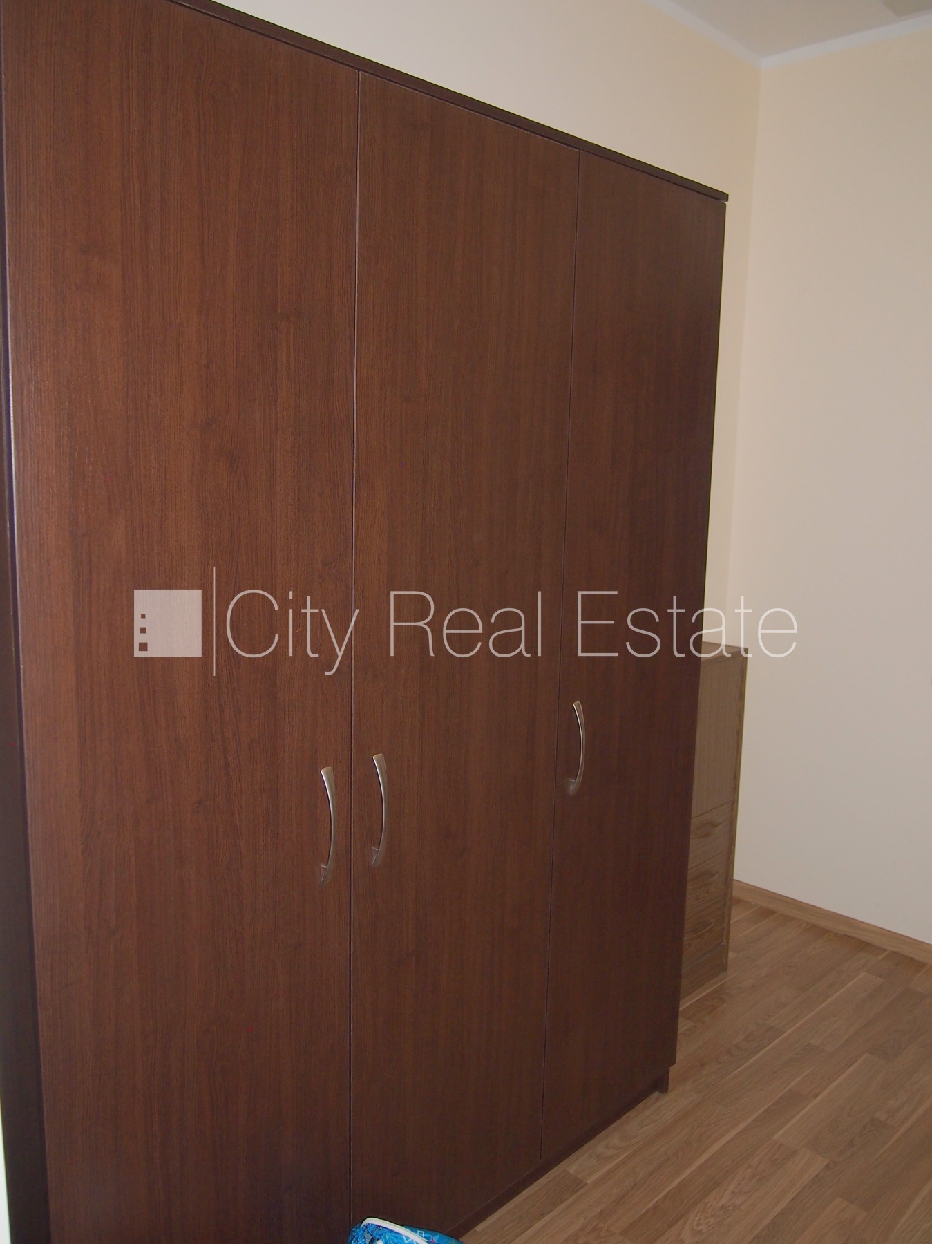 Sludinājumi. Fasādes māja, renovēta māja, labiekārtota apzaļumota teritorija, ieeja no ielas, ir lifts, kāpņu Cena: 400 EUR/mēn Foto #9