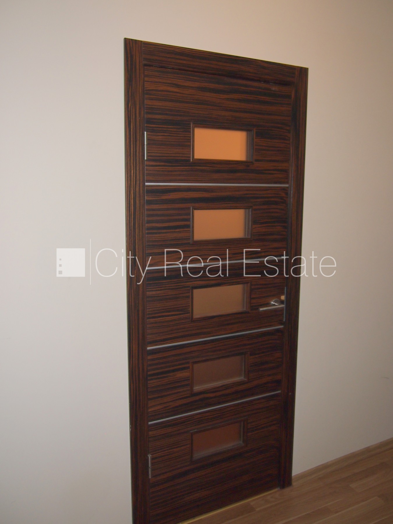 Sludinājumi. Fasādes māja, renovēta māja, labiekārtota apzaļumota teritorija, ieeja no ielas, ir lifts, kāpņu Cena: 400 EUR/mēn Foto #10