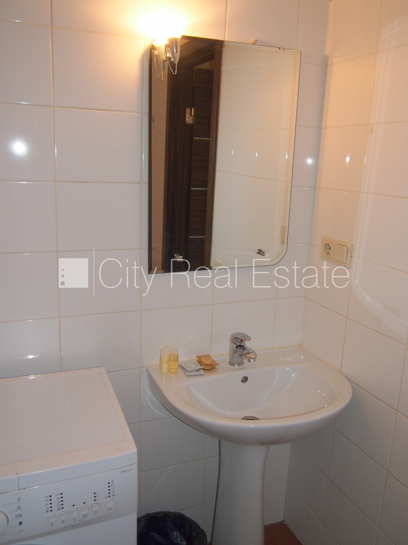 Sludinājumi. Fasādes māja, renovēta māja, labiekārtota apzaļumota teritorija, ieeja no ielas, ir lifts, kāpņu Cena: 400 EUR/mēn Foto #11