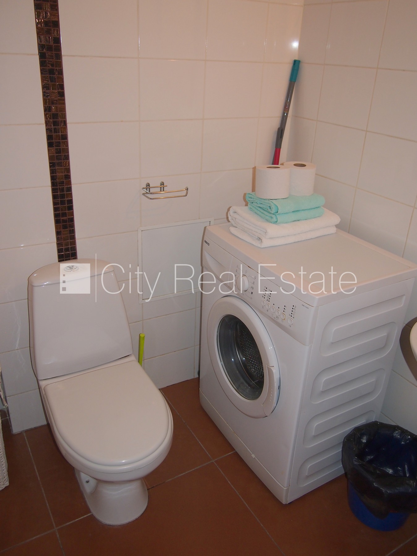 Sludinājumi. Fasādes māja, renovēta māja, labiekārtota apzaļumota teritorija, ieeja no ielas, ir lifts, kāpņu Cena: 400 EUR/mēn Foto #12