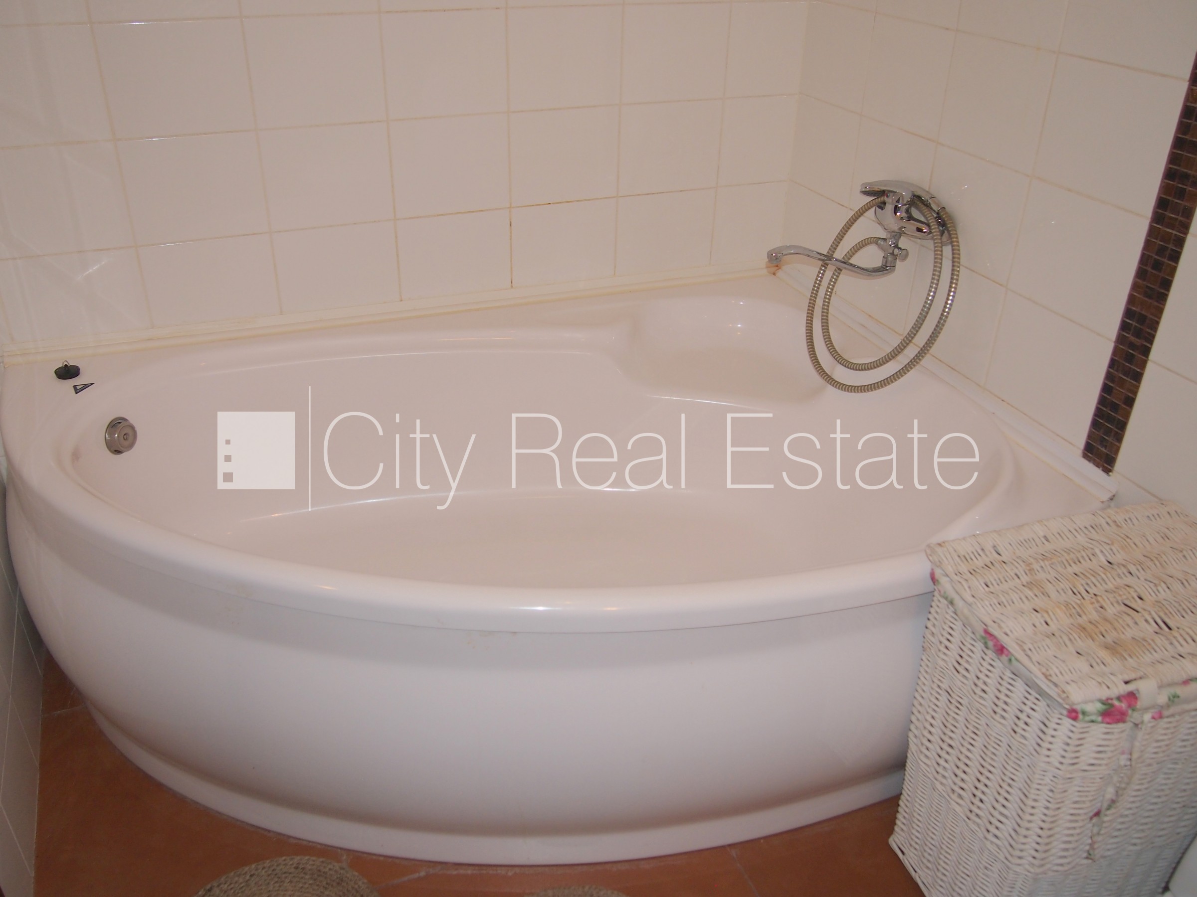 Sludinājumi. Fasādes māja, renovēta māja, labiekārtota apzaļumota teritorija, ieeja no ielas, ir lifts, kāpņu Cena: 400 EUR/mēn Foto #13