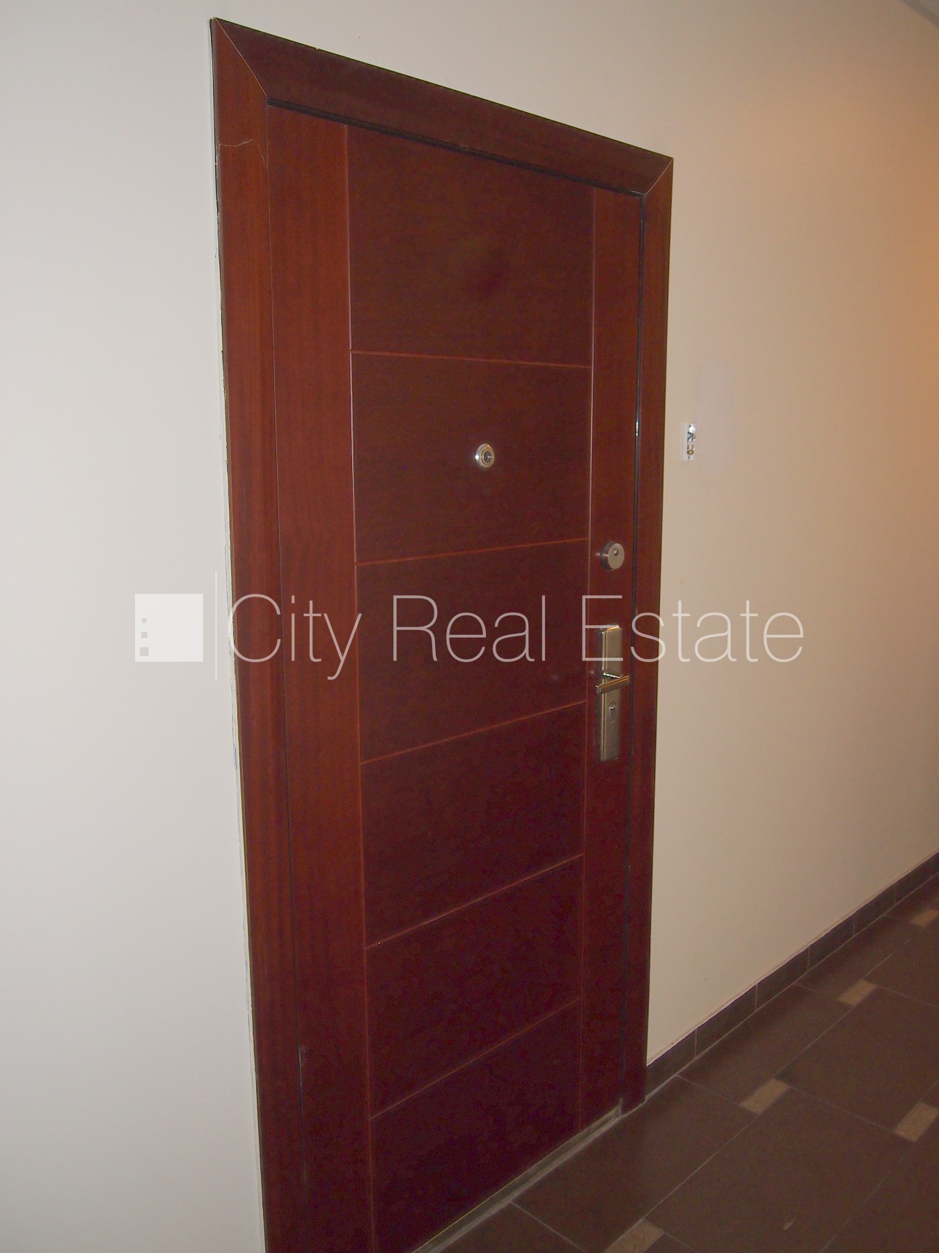 Sludinājumi. Fasādes māja, renovēta māja, labiekārtota apzaļumota teritorija, ieeja no ielas, ir lifts, kāpņu Cena: 400 EUR/mēn Foto #14