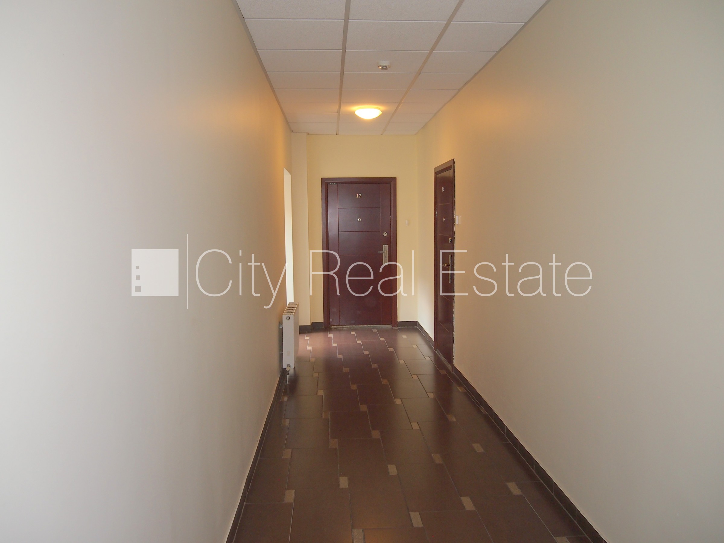 Sludinājumi. Fasādes māja, renovēta māja, labiekārtota apzaļumota teritorija, ieeja no ielas, ir lifts, kāpņu Cena: 400 EUR/mēn Foto #16