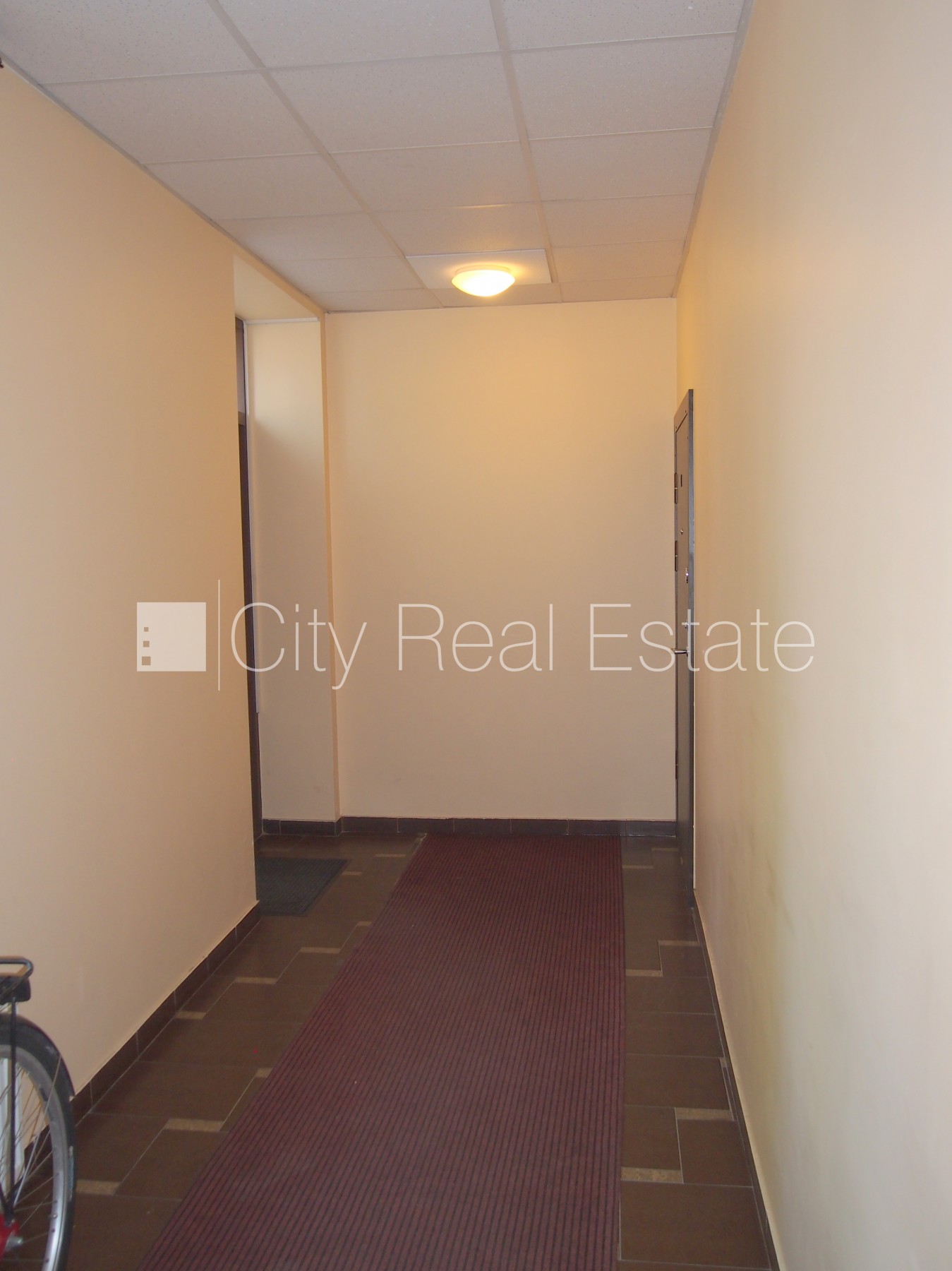 Sludinājumi. Fasādes māja, renovēta māja, labiekārtota apzaļumota teritorija, ieeja no ielas, ir lifts, kāpņu Cena: 400 EUR/mēn Foto #19