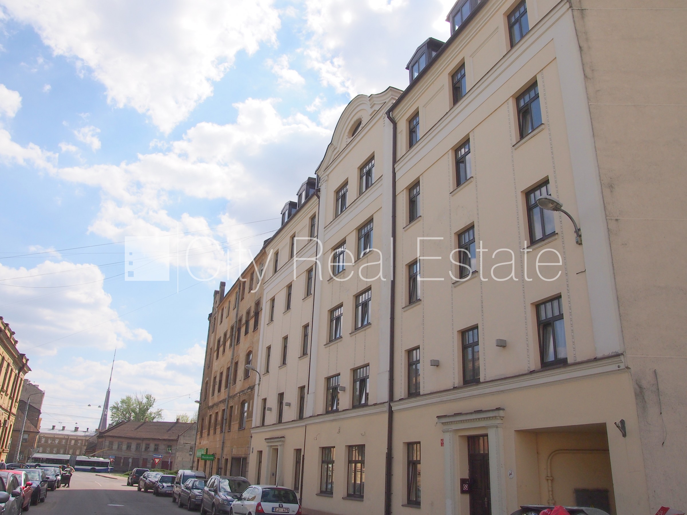 Sludinājumi. Fasādes māja, renovēta māja, labiekārtota apzaļumota teritorija, ieeja no ielas, ir lifts, kāpņu Cena: 400 EUR/mēn Foto #22