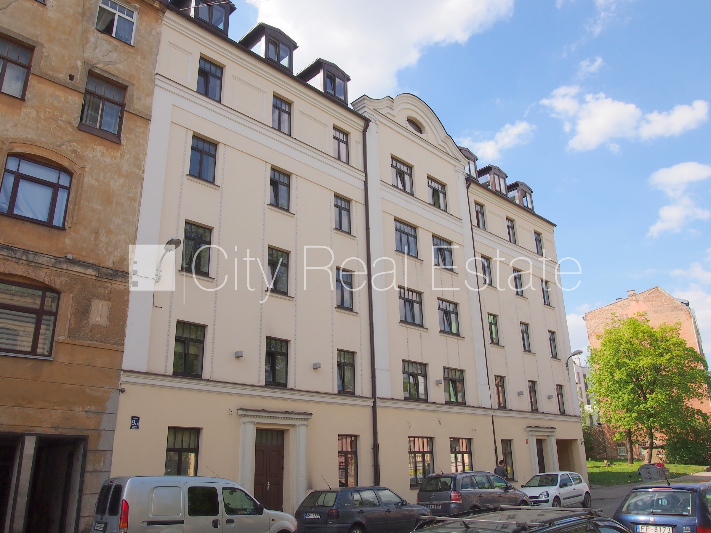 Sludinājumi. Fasādes māja, renovēta māja, labiekārtota apzaļumota teritorija, ieeja no ielas, ir lifts, kāpņu Cena: 400 EUR/mēn Foto #23