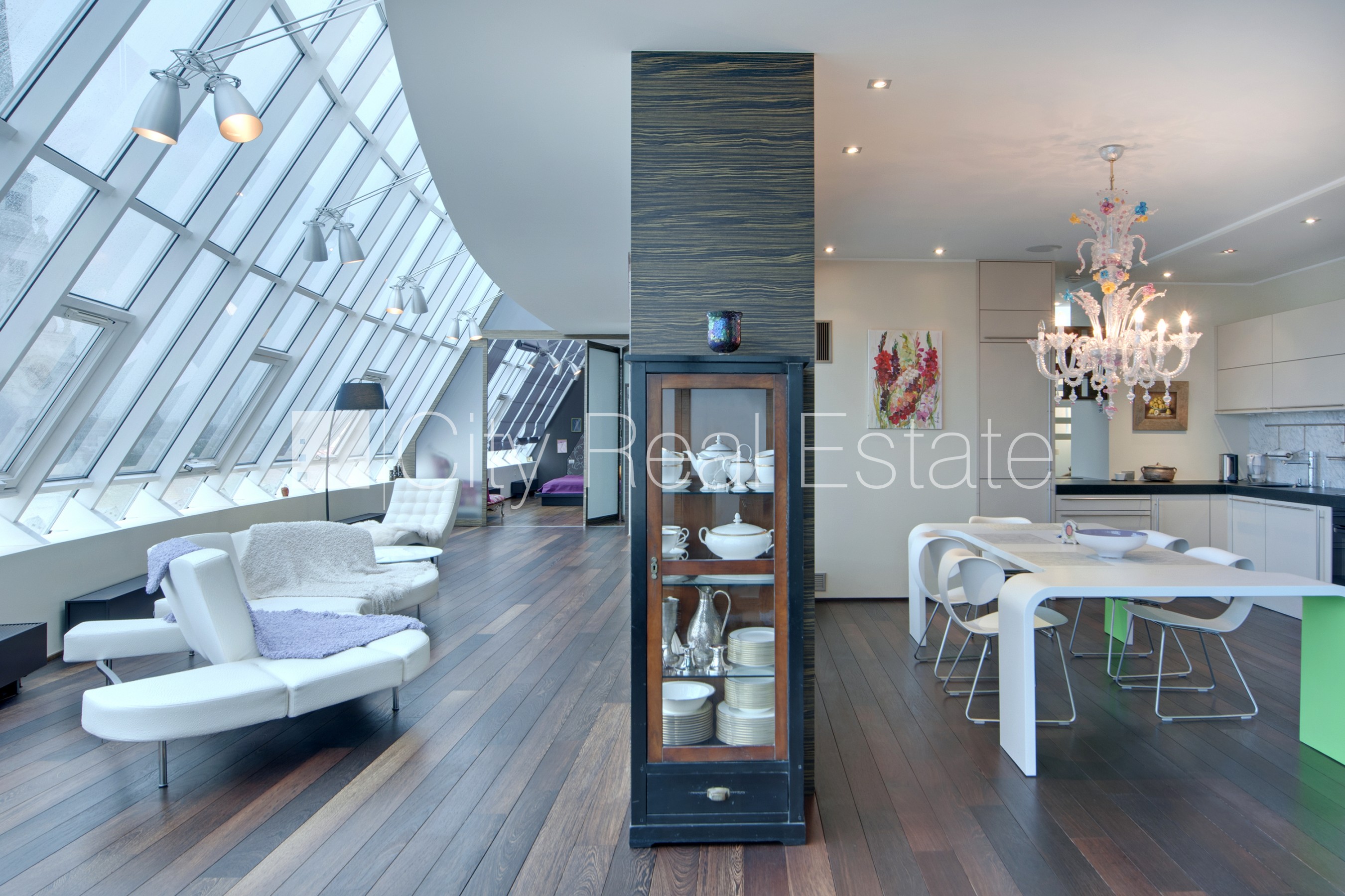 Sludinājumi. Projekts - Centra Nams, labiekārtota apzaļumota teritorija, pazemes autostāvvieta, luksuss Cena: 2500 EUR/mēn Foto #1