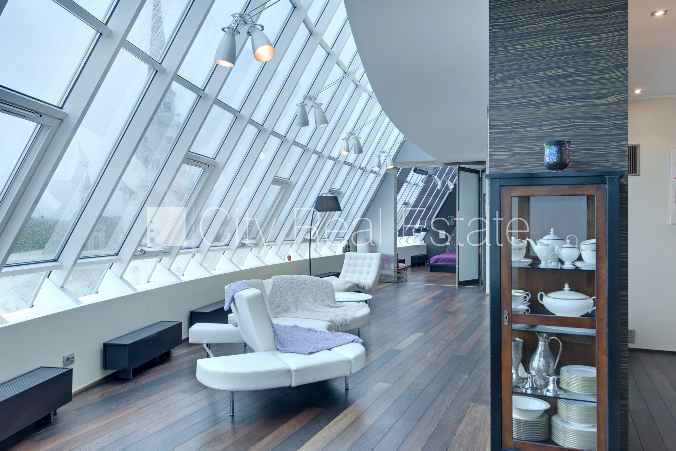 Sludinājumi. Projekts - Centra Nams, labiekārtota apzaļumota teritorija, pazemes autostāvvieta, luksuss Cena: 2500 EUR/mēn Foto #5