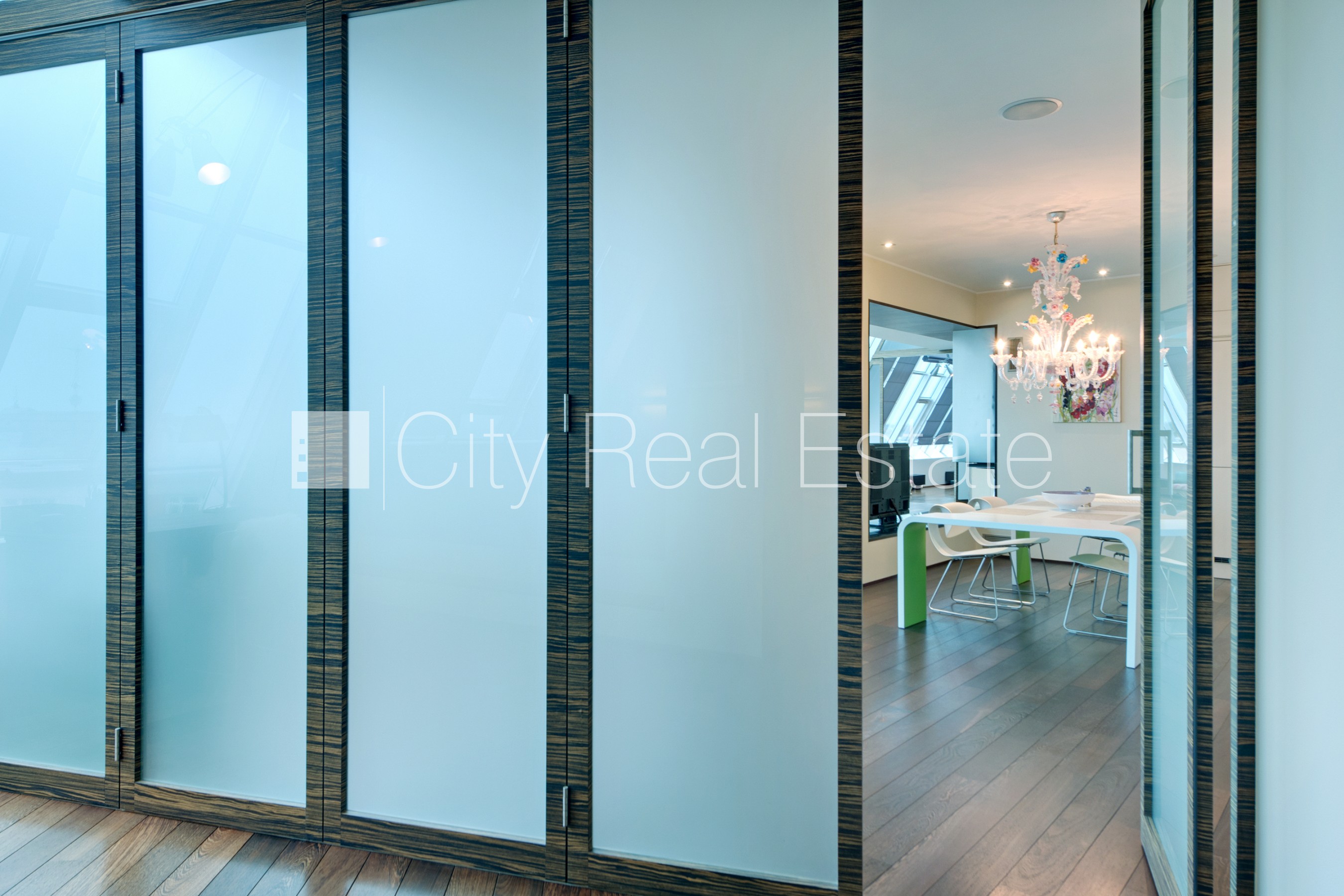 Sludinājumi. Projekts - Centra Nams, labiekārtota apzaļumota teritorija, pazemes autostāvvieta, luksuss Cena: 2500 EUR/mēn Foto #16