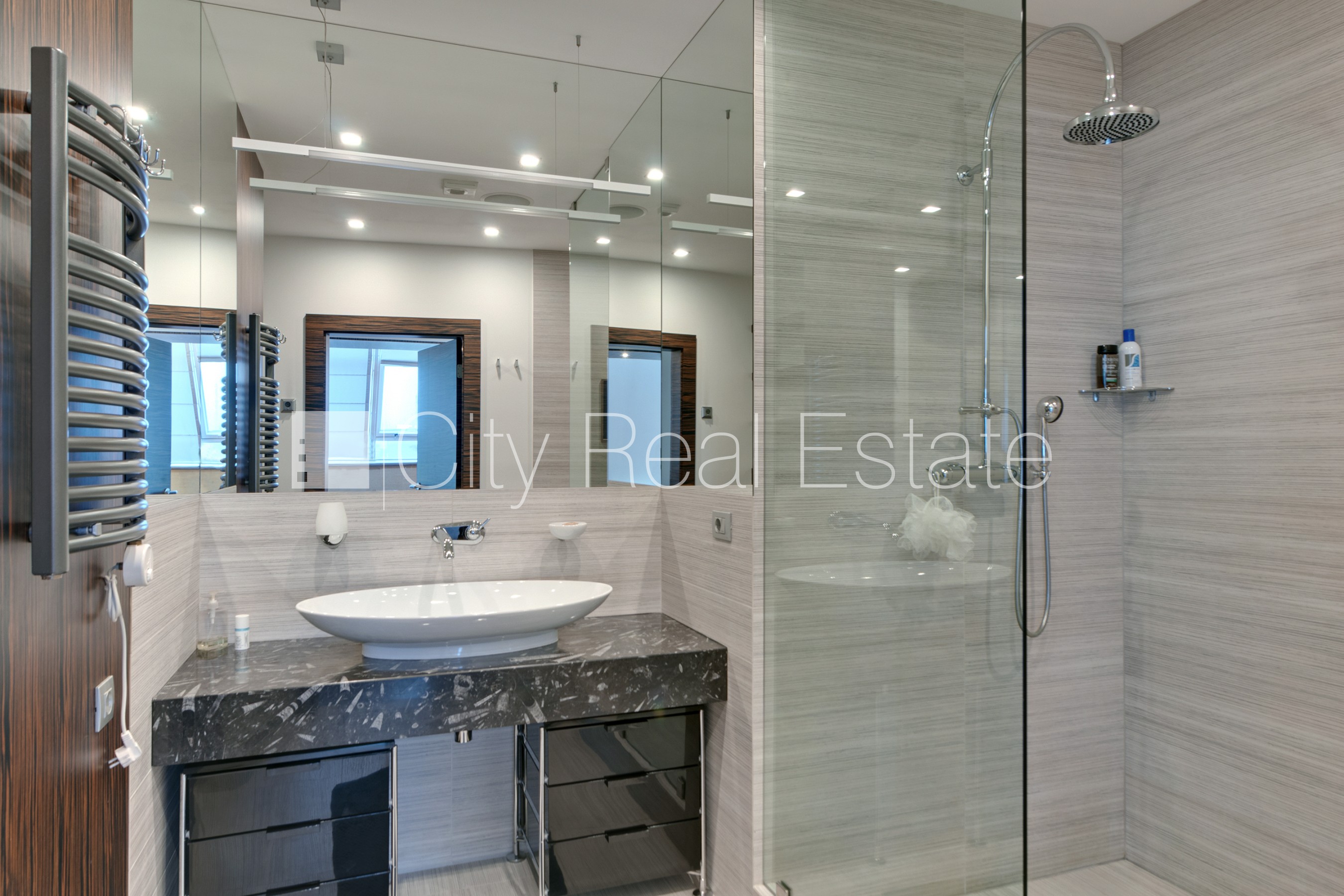 Sludinājumi. Projekts - Centra Nams, labiekārtota apzaļumota teritorija, pazemes autostāvvieta, luksuss Cena: 2500 EUR/mēn Foto #20