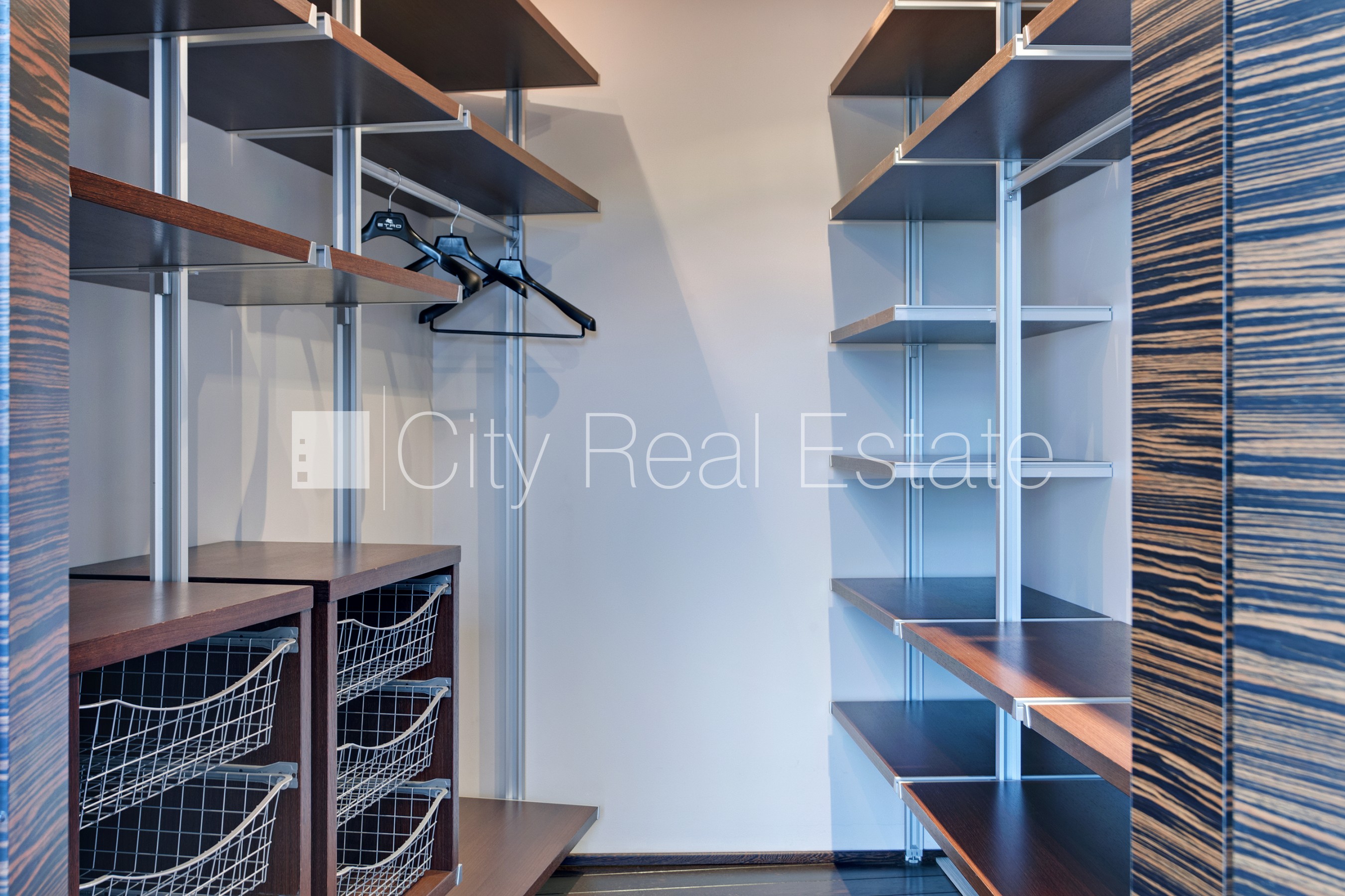 Sludinājumi. Projekts - Centra Nams, labiekārtota apzaļumota teritorija, pazemes autostāvvieta, luksuss Cena: 2500 EUR/mēn Foto #24