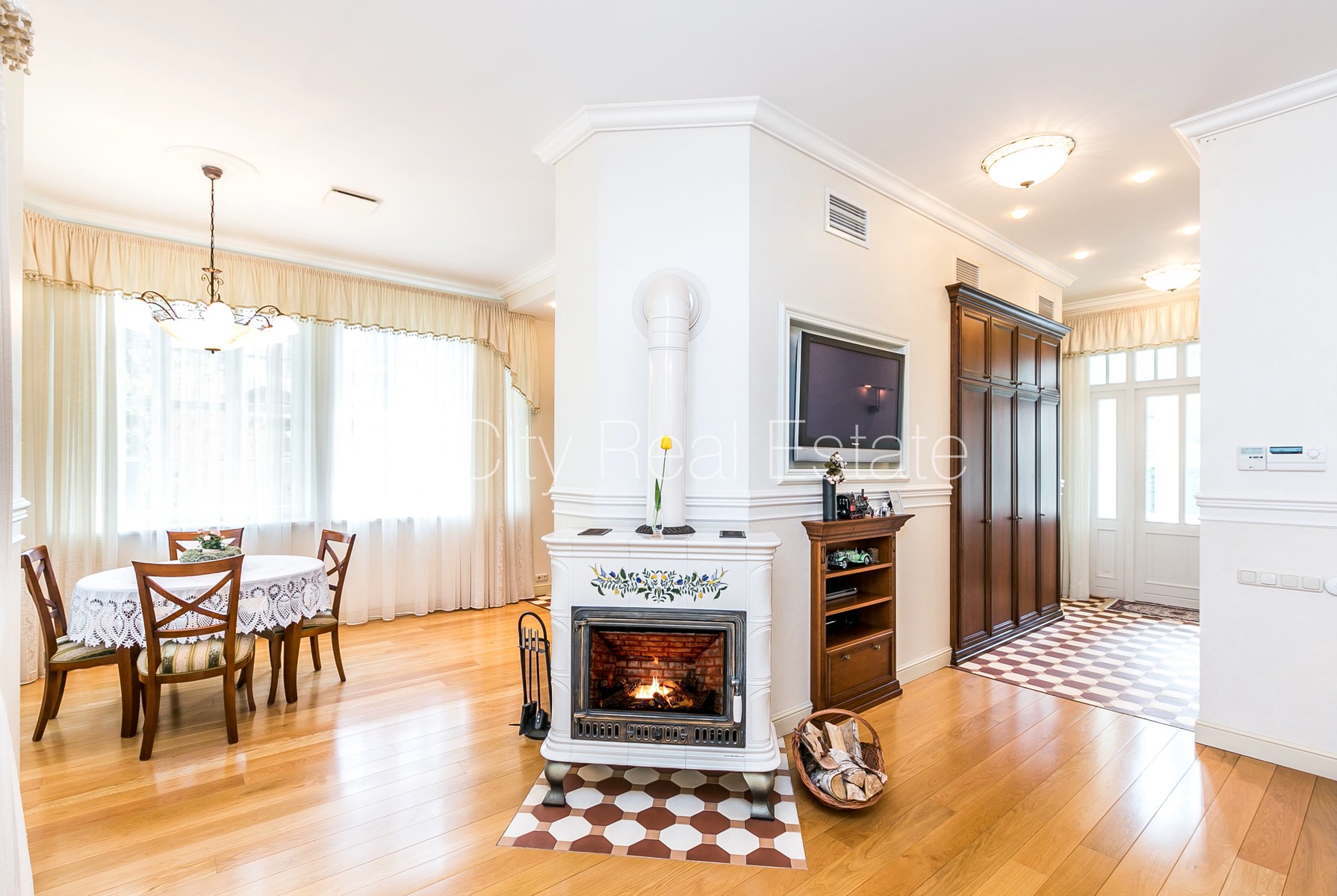 Sludinājumi. Renovēta māja, labiekārtots apzaļumots pagalms, vieta vairākām automašīnām, terase, gaisa Cena: 2000 EUR/mēn Foto #2