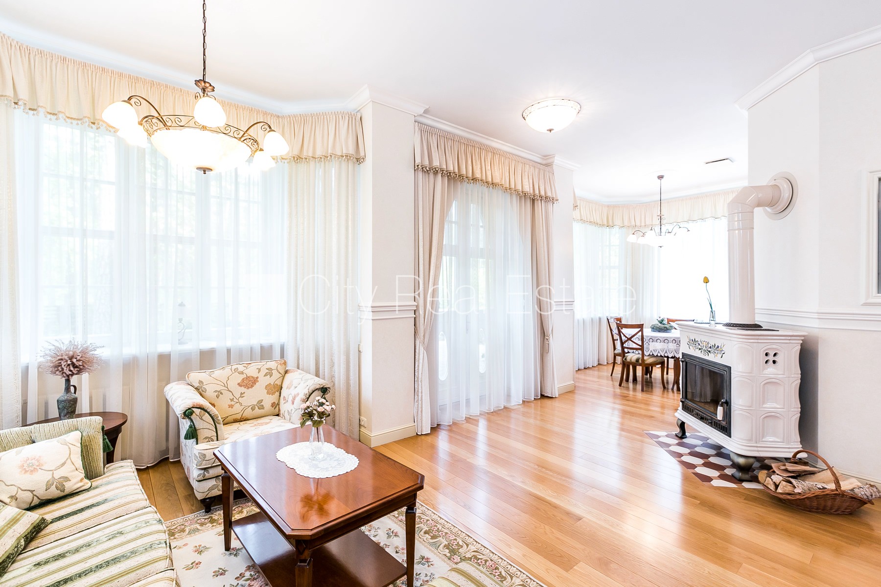 Sludinājumi. Renovēta māja, labiekārtots apzaļumots pagalms, vieta vairākām automašīnām, terase, gaisa Cena: 2000 EUR/mēn Foto #1