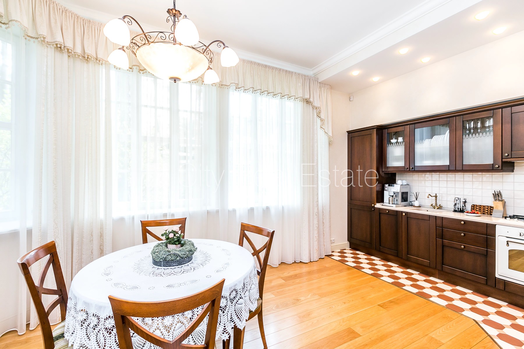 Sludinājumi. Renovēta māja, labiekārtots apzaļumots pagalms, vieta vairākām automašīnām, terase, gaisa Cena: 2000 EUR/mēn Foto #5