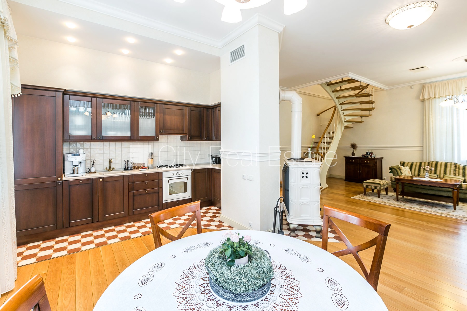 Sludinājumi. Renovēta māja, labiekārtots apzaļumots pagalms, vieta vairākām automašīnām, terase, gaisa Cena: 2000 EUR/mēn Foto #4