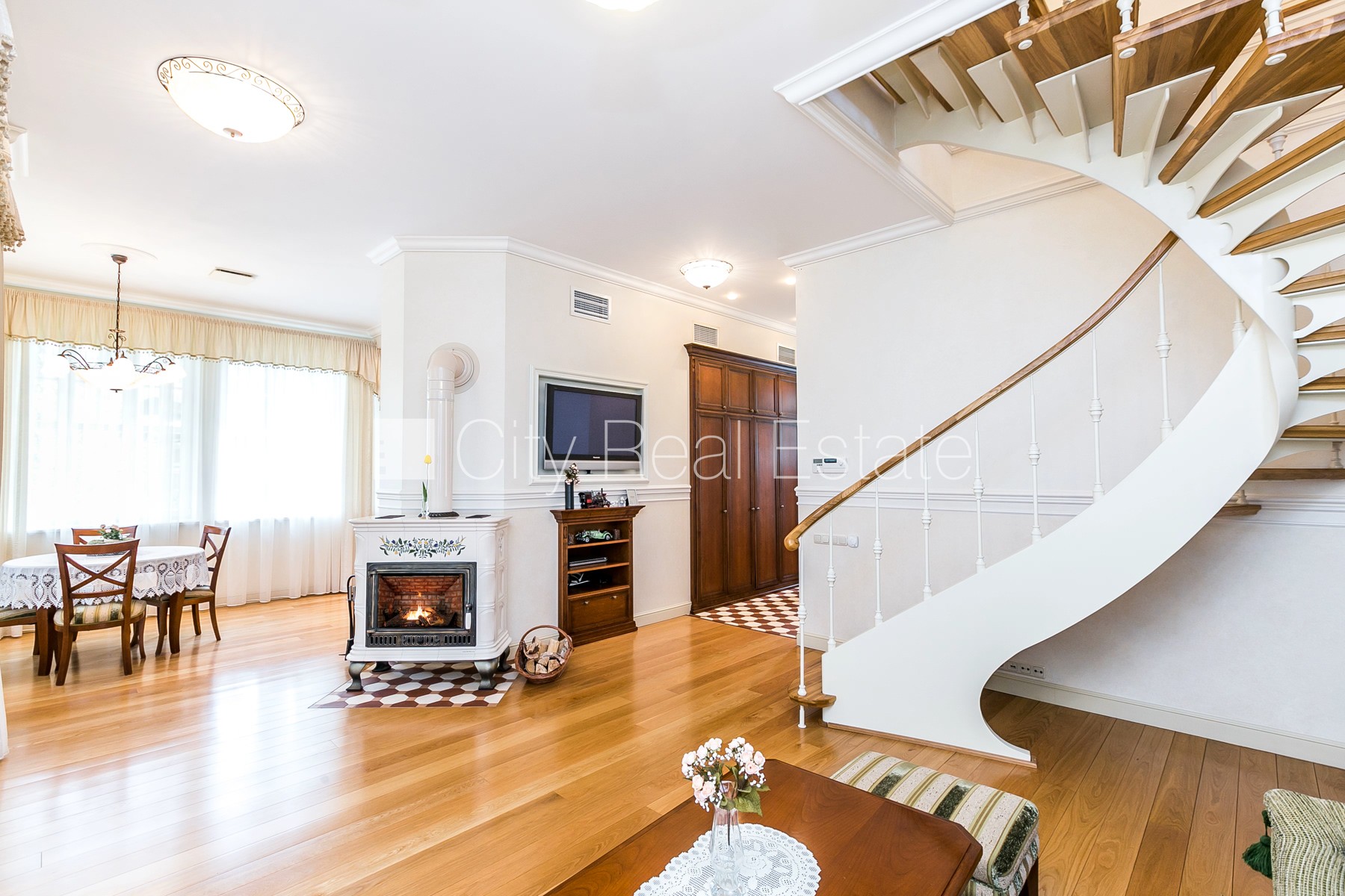 Sludinājumi. Renovēta māja, labiekārtots apzaļumots pagalms, vieta vairākām automašīnām, terase, gaisa Cena: 2000 EUR/mēn Foto #6