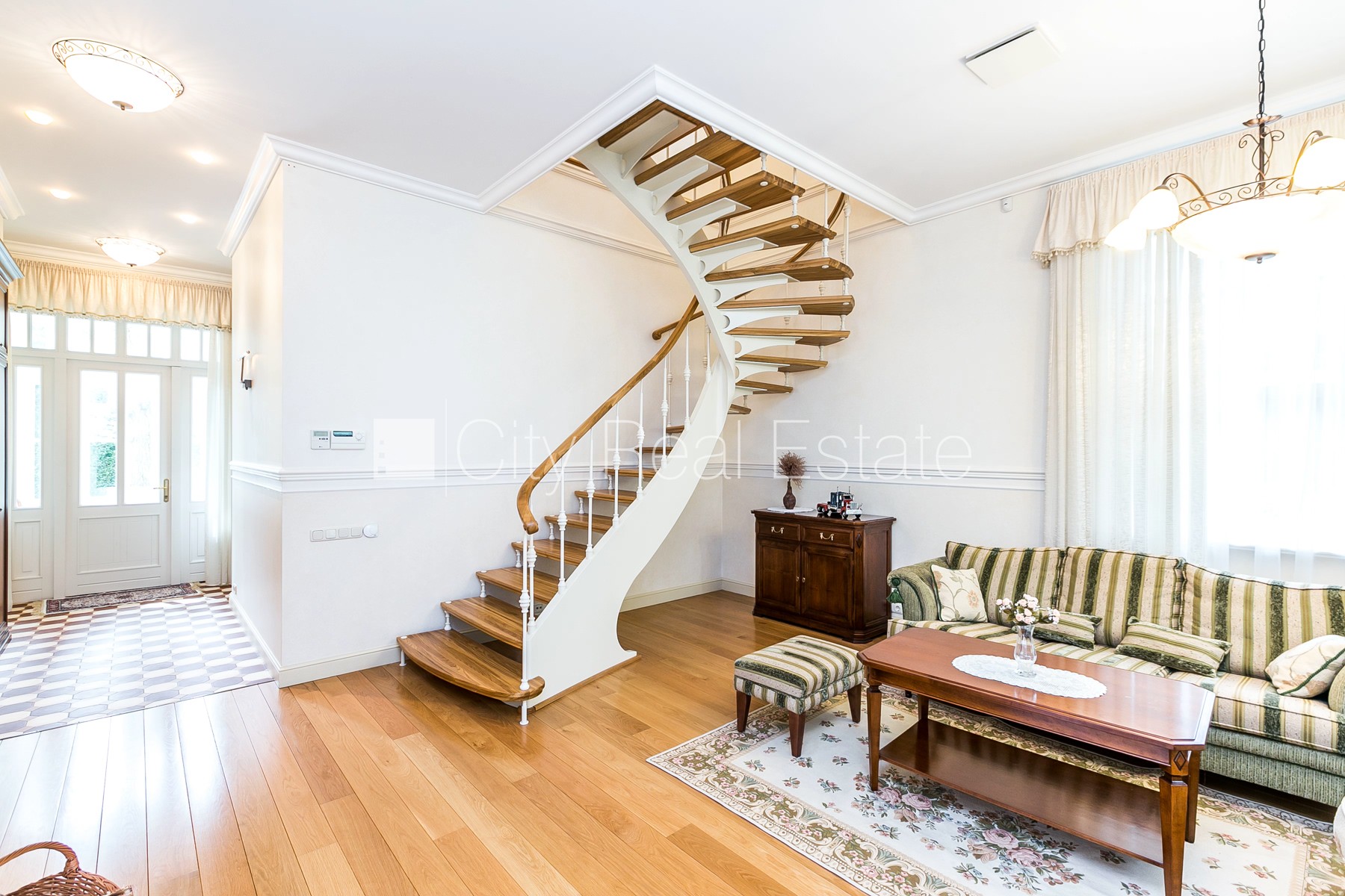 Sludinājumi. Renovēta māja, labiekārtots apzaļumots pagalms, vieta vairākām automašīnām, terase, gaisa Cena: 2000 EUR/mēn Foto #7