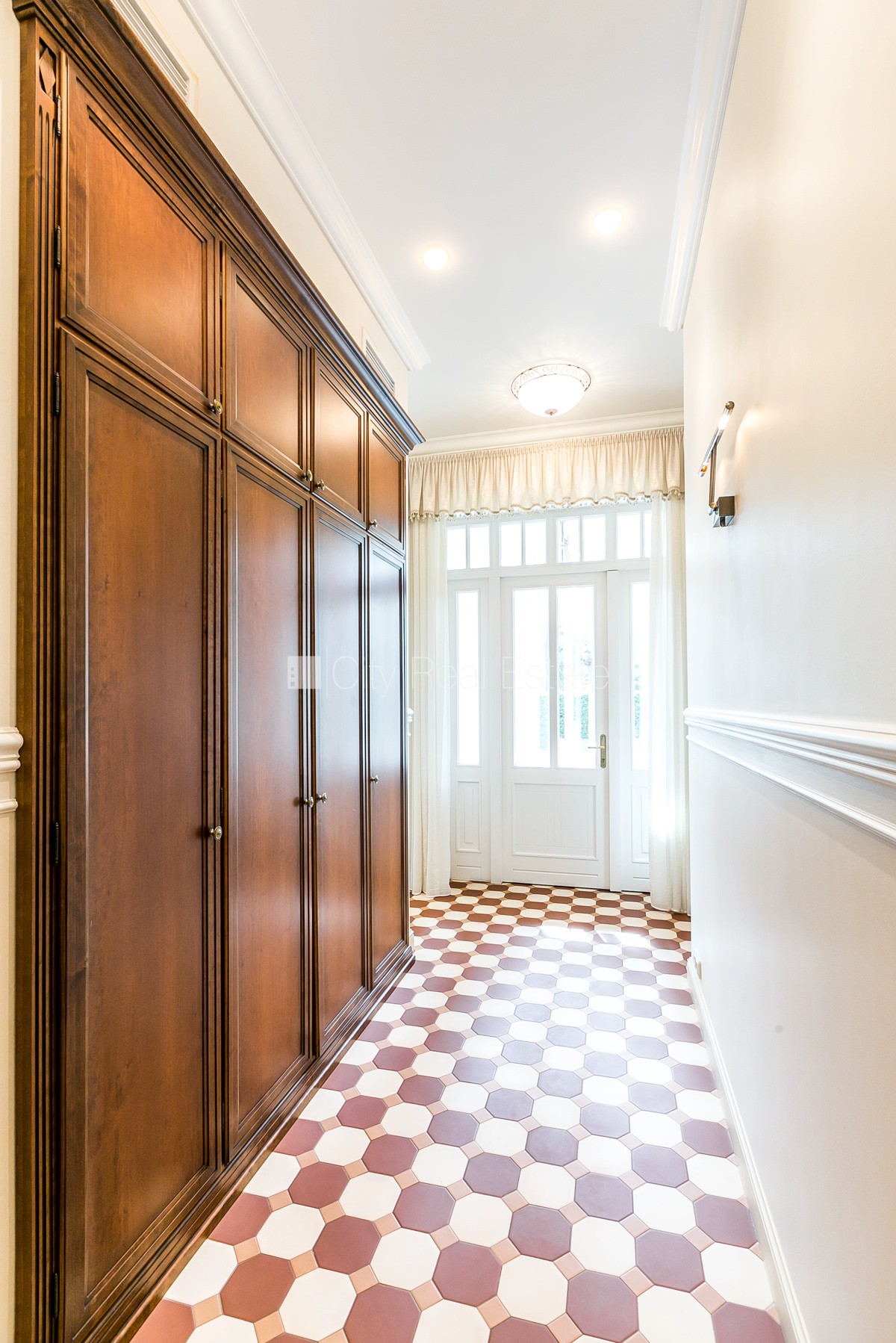 Sludinājumi. Renovēta māja, labiekārtots apzaļumots pagalms, vieta vairākām automašīnām, terase, gaisa Cena: 2000 EUR/mēn Foto #19