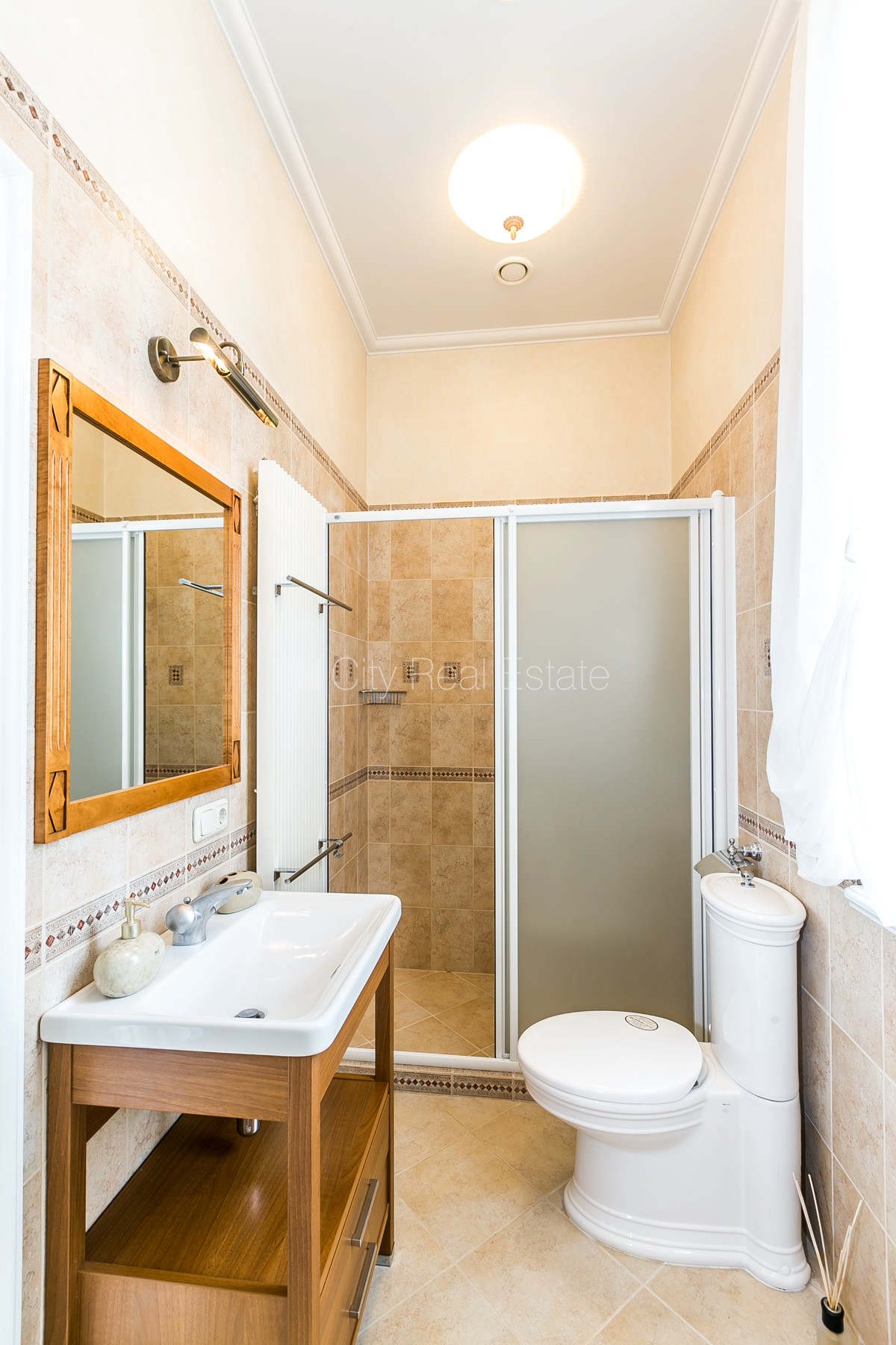 Sludinājumi. Renovēta māja, labiekārtots apzaļumots pagalms, vieta vairākām automašīnām, terase, gaisa Cena: 2000 EUR/mēn Foto #18