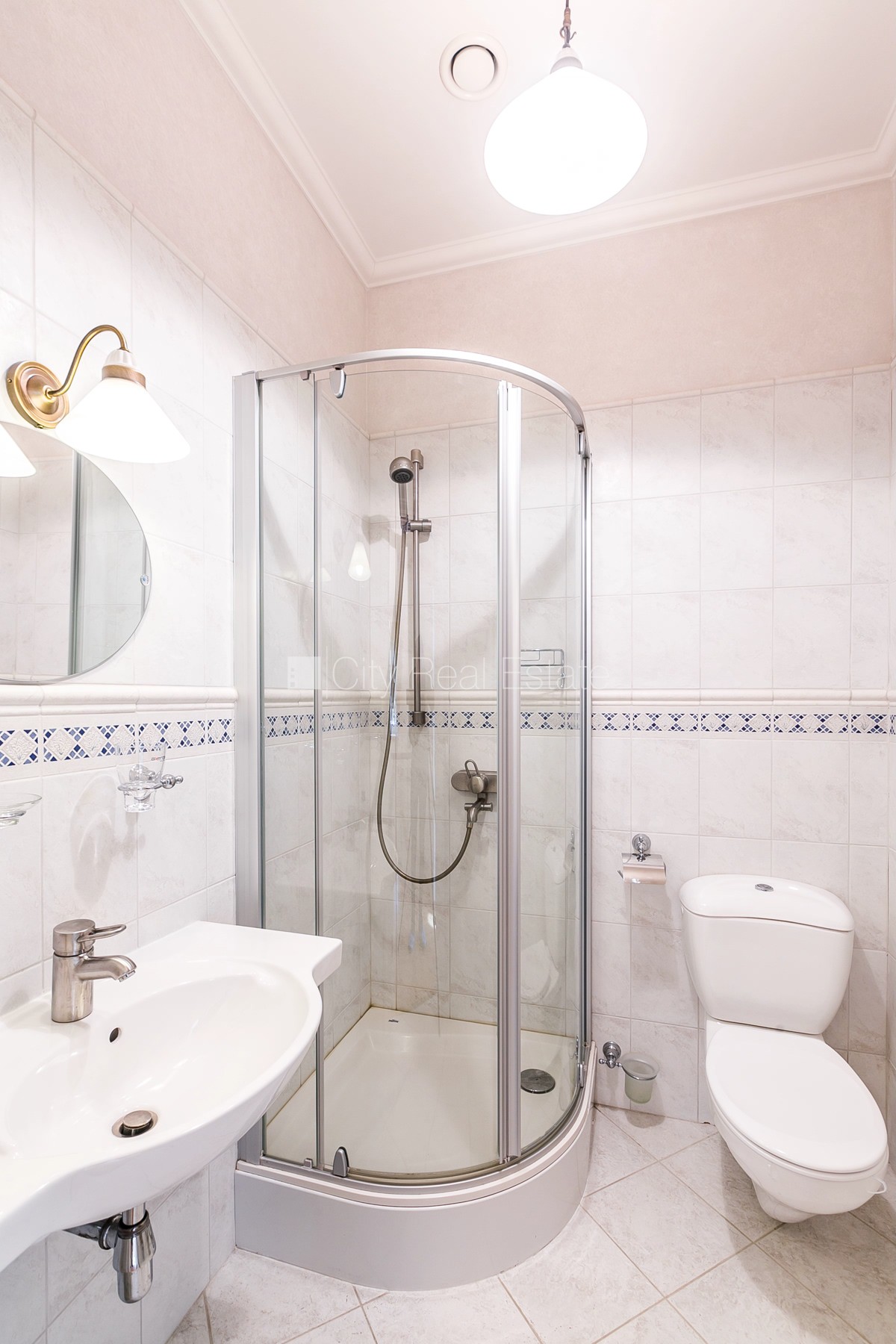 Sludinājumi. Renovēta māja, labiekārtots apzaļumots pagalms, vieta vairākām automašīnām, terase, gaisa Cena: 2000 EUR/mēn Foto #17