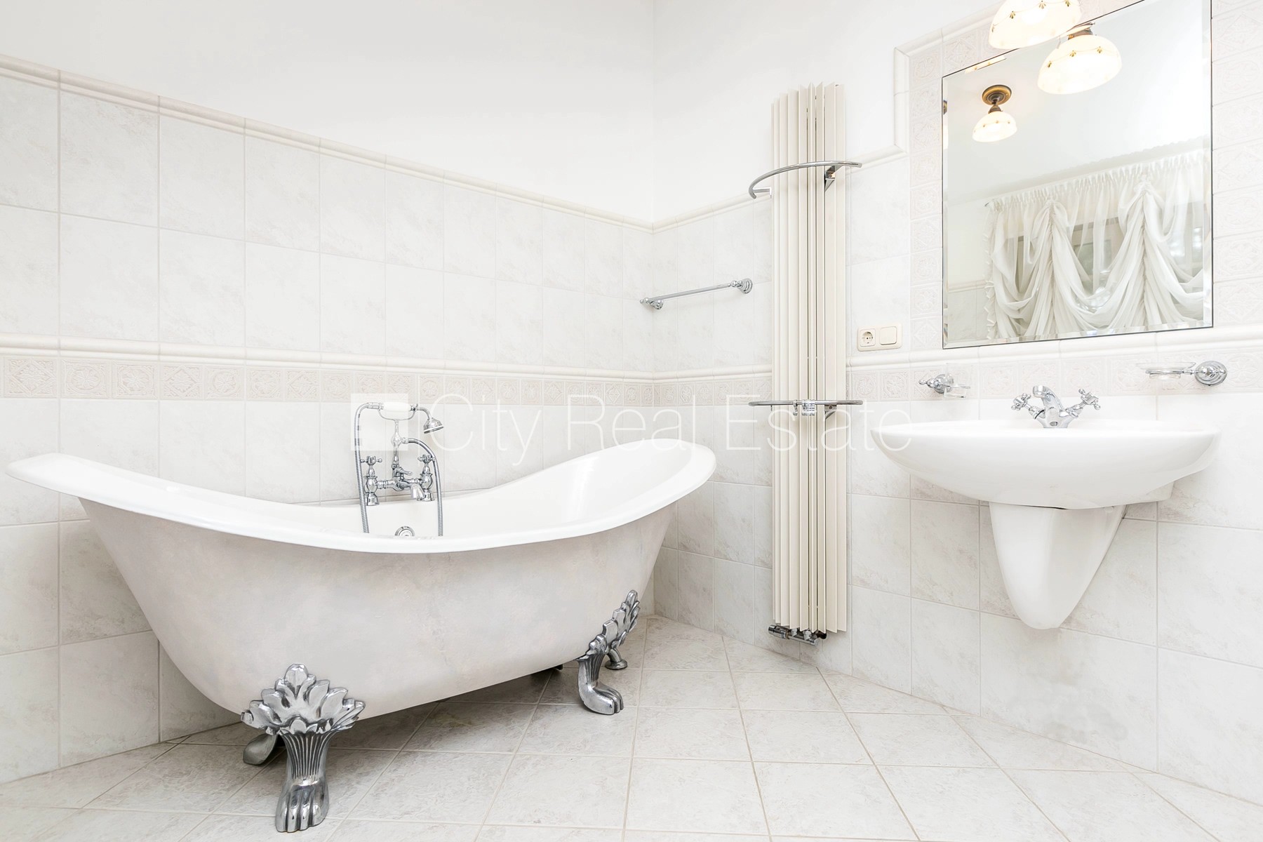 Sludinājumi. Renovēta māja, labiekārtots apzaļumots pagalms, vieta vairākām automašīnām, terase, gaisa Cena: 2000 EUR/mēn Foto #16