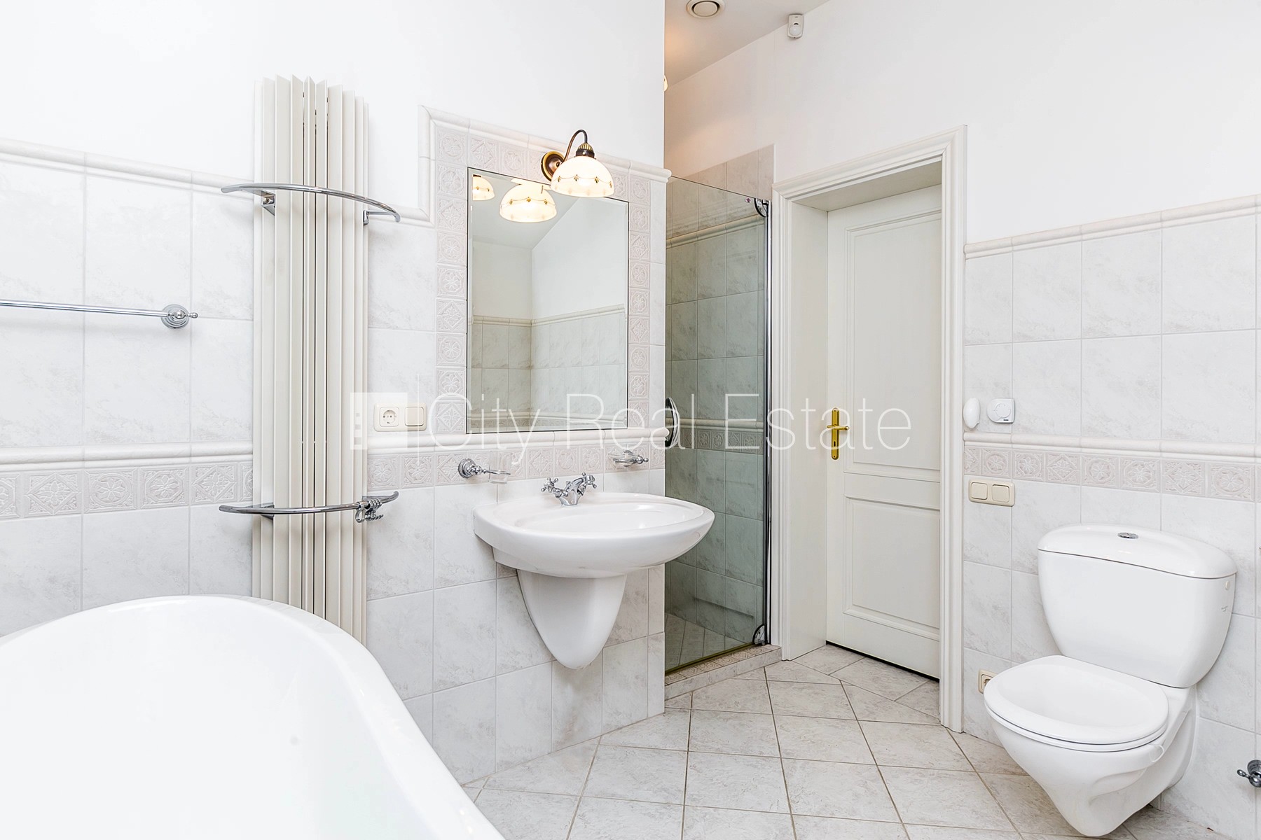 Sludinājumi. Renovēta māja, labiekārtots apzaļumots pagalms, vieta vairākām automašīnām, terase, gaisa Cena: 2000 EUR/mēn Foto #15