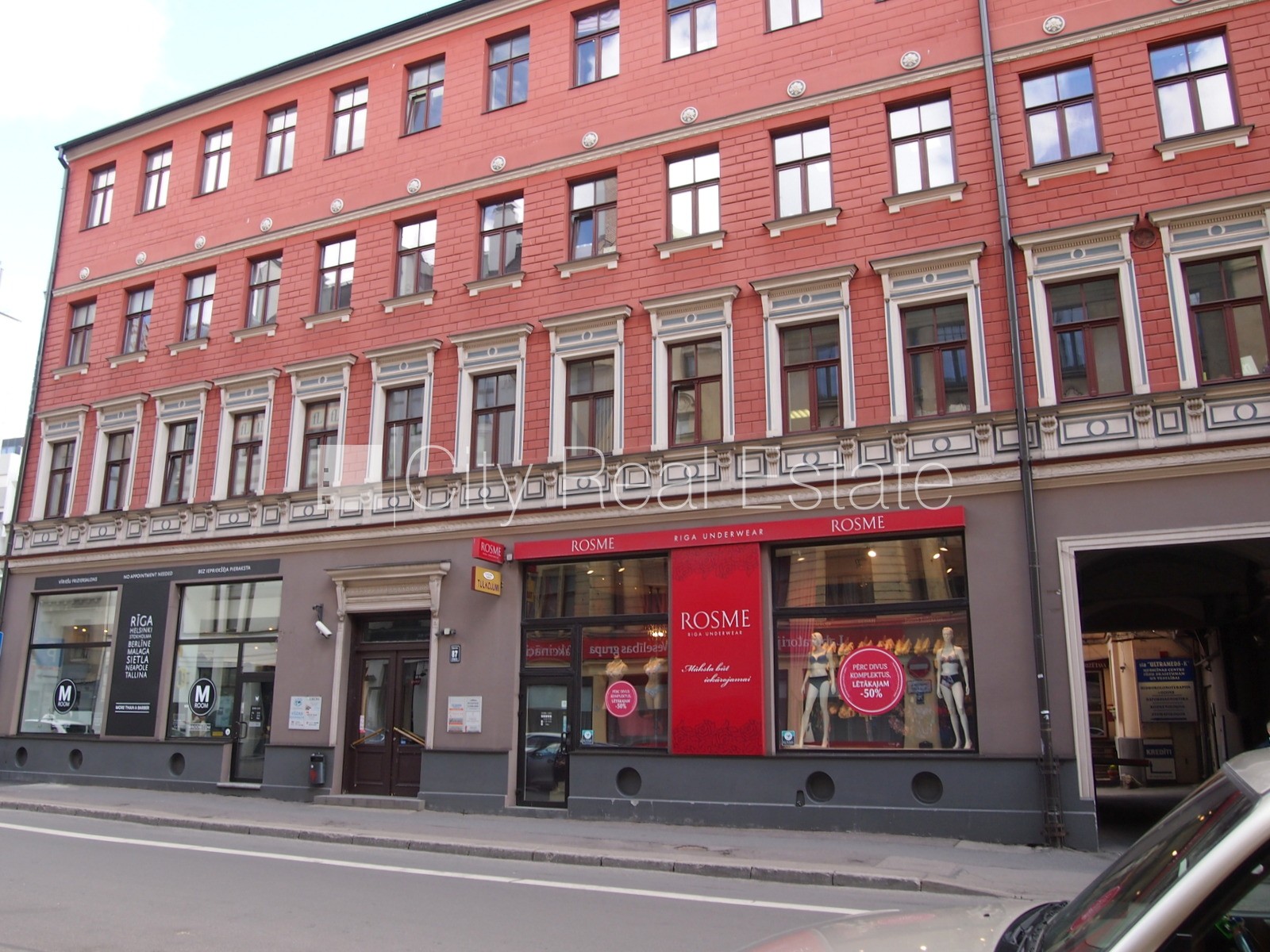 Sludinājumi. Fasādes māja, renovēta māja, objektu apsargā fiziskā apsardze, ieeja no ielas, kāpņu telpa pēc Cena: 275 EUR/mēn Foto #8