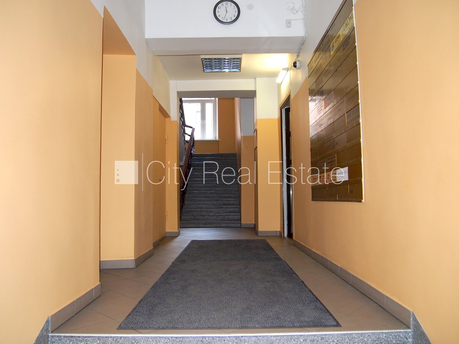 Sludinājumi. Fasādes māja, renovēta māja, objektu apsargā fiziskā apsardze, ieeja no ielas, kāpņu telpa pēc Cena: 275 EUR/mēn Foto #6