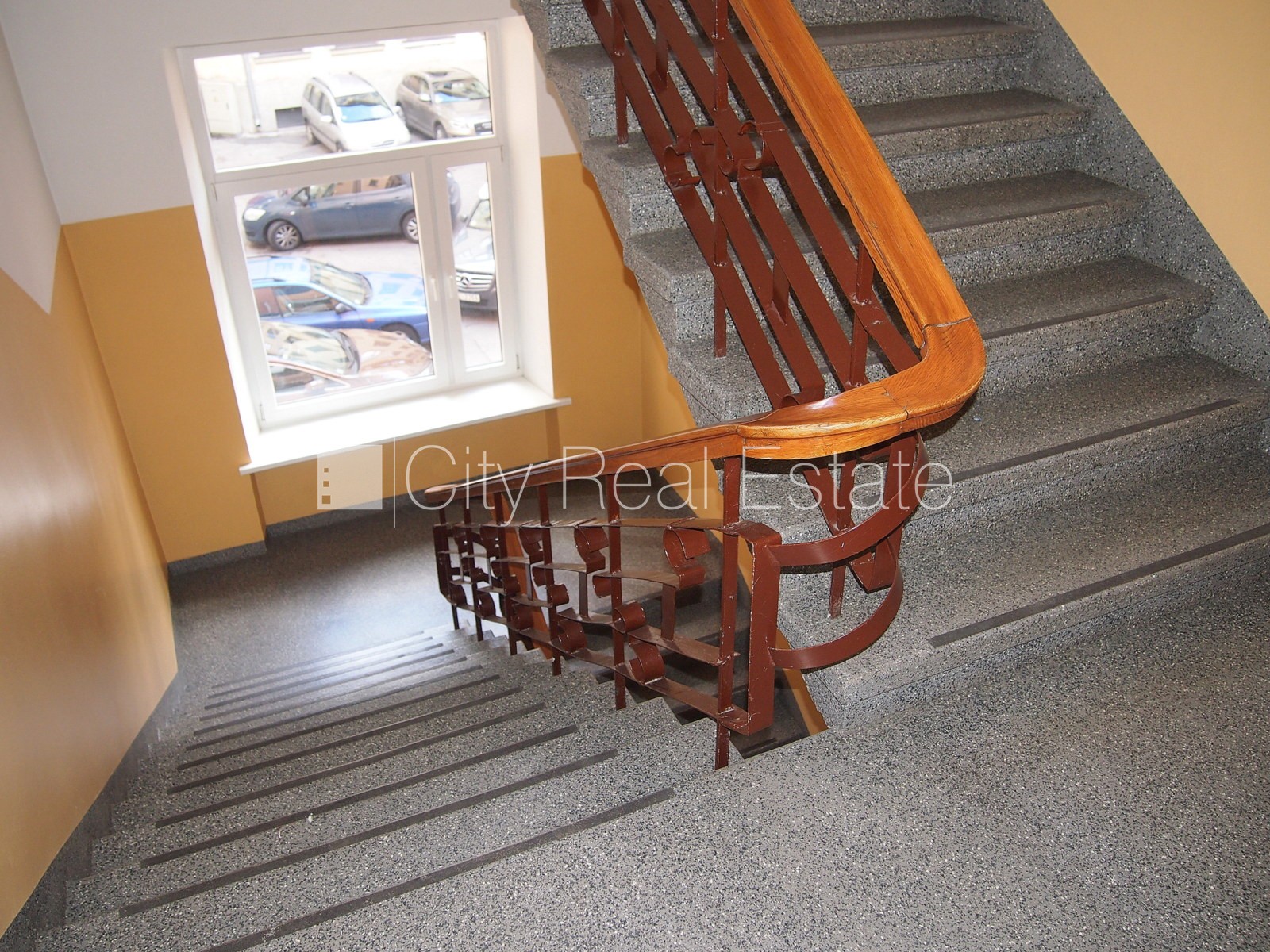 Sludinājumi. Fasādes māja, renovēta māja, objektu apsargā fiziskā apsardze, ieeja no ielas, kāpņu telpa pēc Cena: 275 EUR/mēn Foto #5