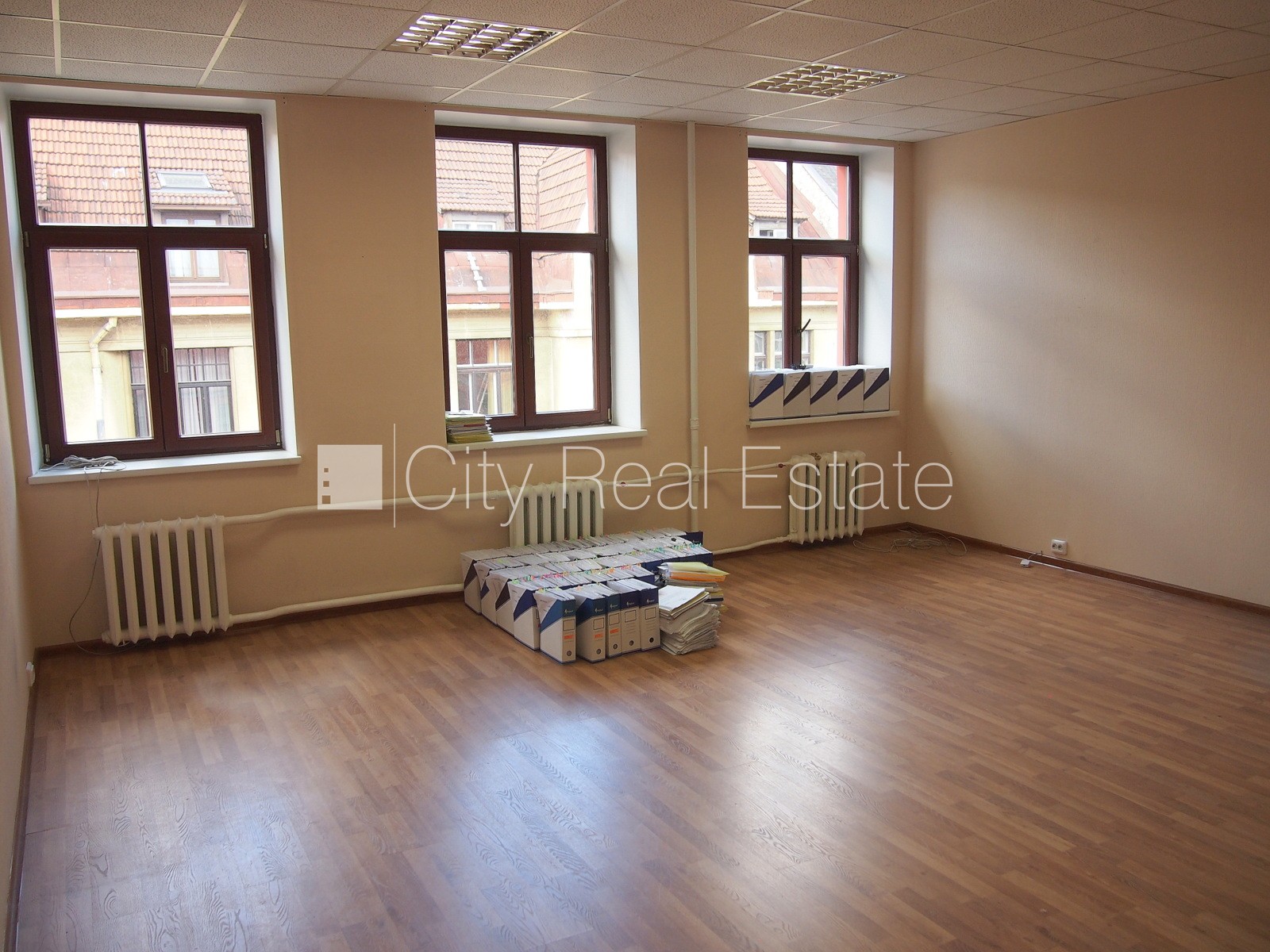 Sludinājumi. Fasādes māja, renovēta māja, objektu apsargā fiziskā apsardze, ieeja no ielas, kāpņu telpa pēc Cena: 275 EUR/mēn Foto #2