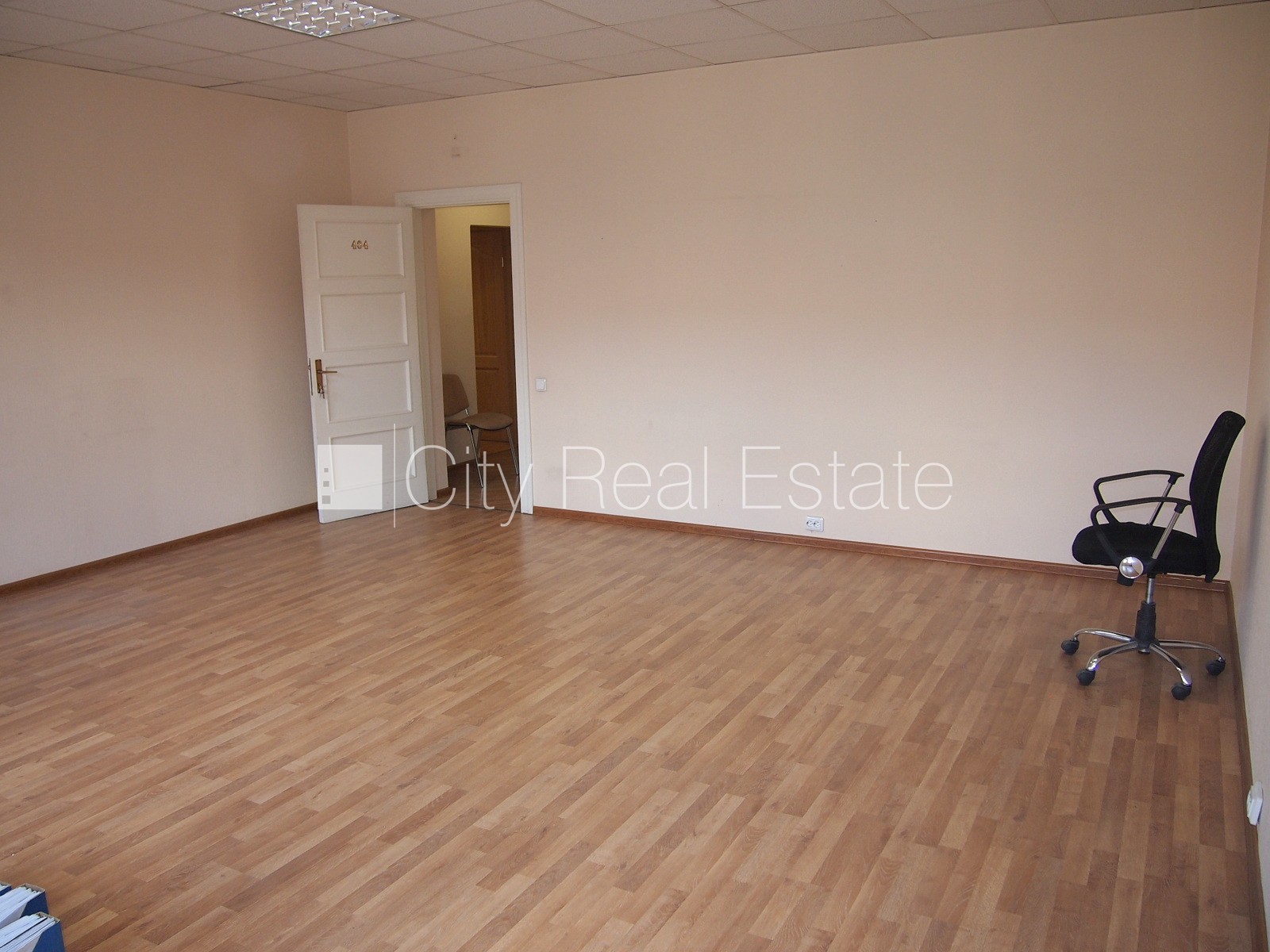 Sludinājumi. Fasādes māja, renovēta māja, objektu apsargā fiziskā apsardze, ieeja no ielas, kāpņu telpa pēc Cena: 275 EUR/mēn Foto #3