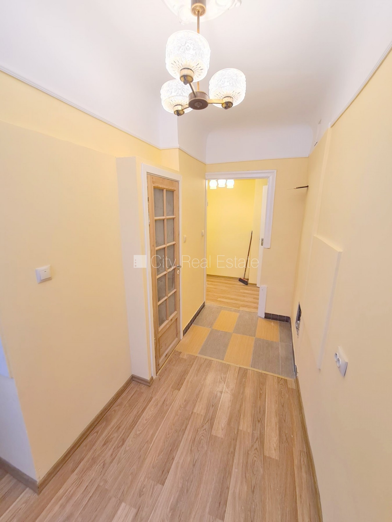 Sludinājumi. Pagalma māja, slēgts pagalms, ieeja no ielas, kāpņu telpa pēc kosmētiskā remonta, logi vērsti uz Cena: 250 EUR/mēn Foto #11