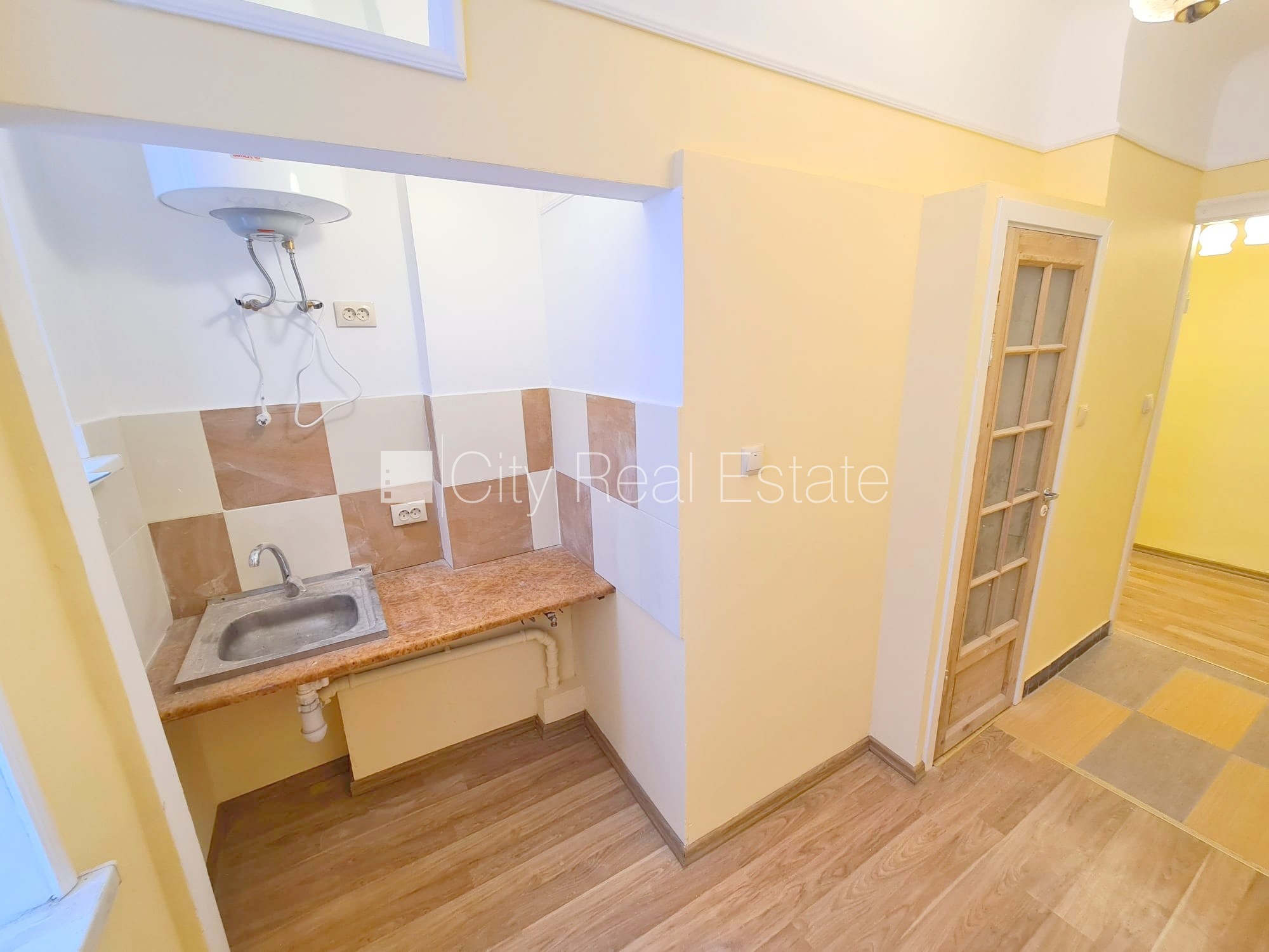 Sludinājumi. Pagalma māja, slēgts pagalms, ieeja no ielas, kāpņu telpa pēc kosmētiskā remonta, logi vērsti uz Cena: 250 EUR/mēn Foto #8