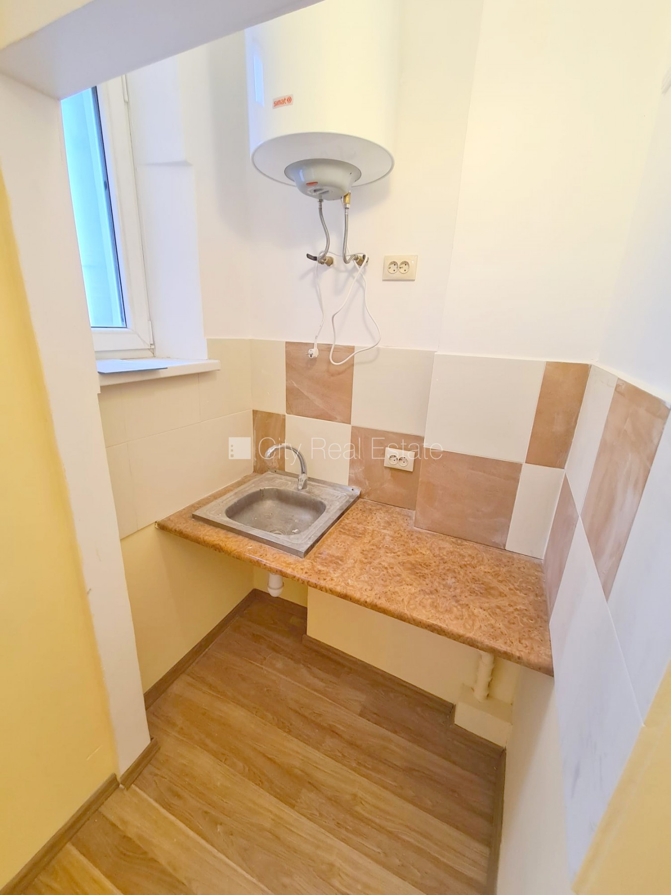 Sludinājumi. Pagalma māja, slēgts pagalms, ieeja no ielas, kāpņu telpa pēc kosmētiskā remonta, logi vērsti uz Cena: 250 EUR/mēn Foto #9