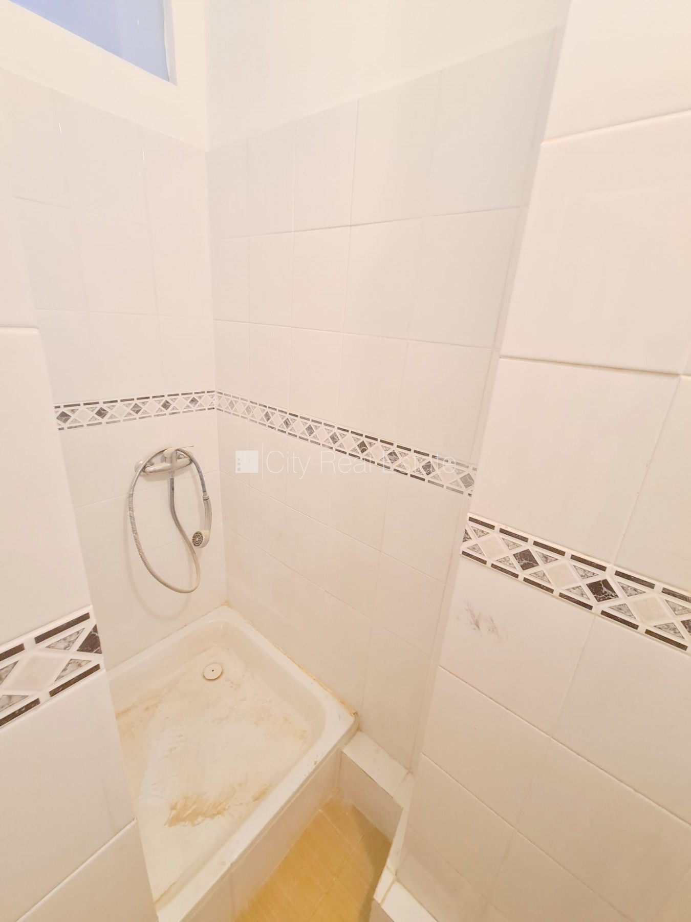 Sludinājumi. Pagalma māja, slēgts pagalms, ieeja no ielas, kāpņu telpa pēc kosmētiskā remonta, logi vērsti uz Cena: 250 EUR/mēn Foto #17