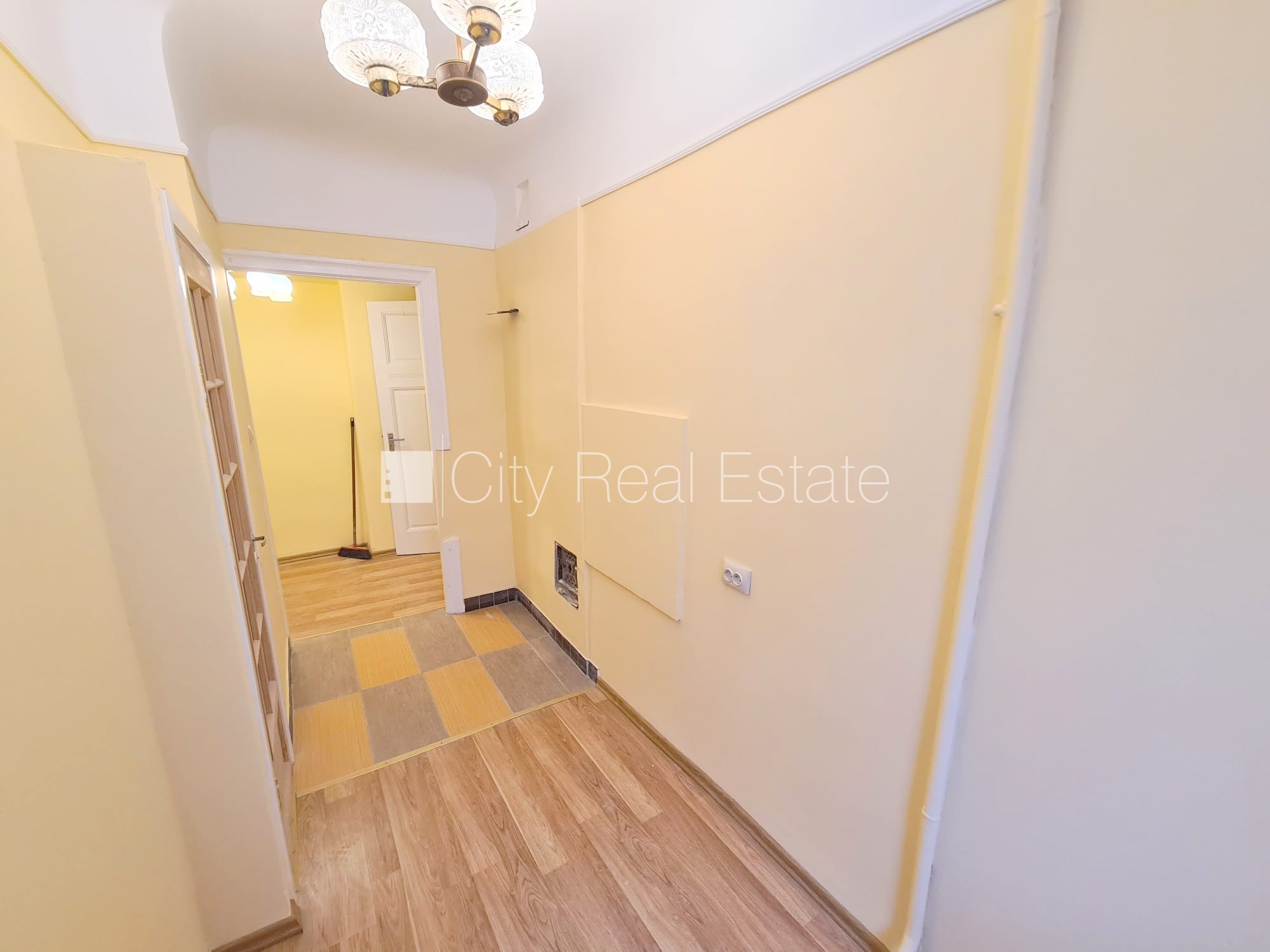 Sludinājumi. Pagalma māja, slēgts pagalms, ieeja no ielas, kāpņu telpa pēc kosmētiskā remonta, logi vērsti uz Cena: 250 EUR/mēn Foto #12