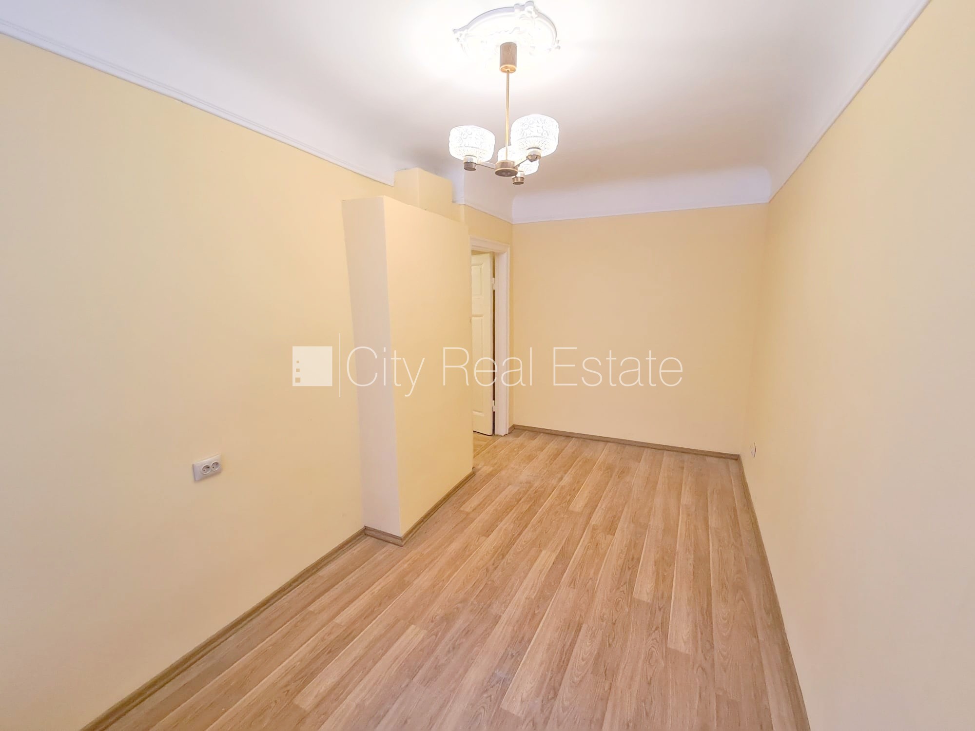 Sludinājumi. Pagalma māja, slēgts pagalms, ieeja no ielas, kāpņu telpa pēc kosmētiskā remonta, logi vērsti uz Cena: 250 EUR/mēn Foto #5