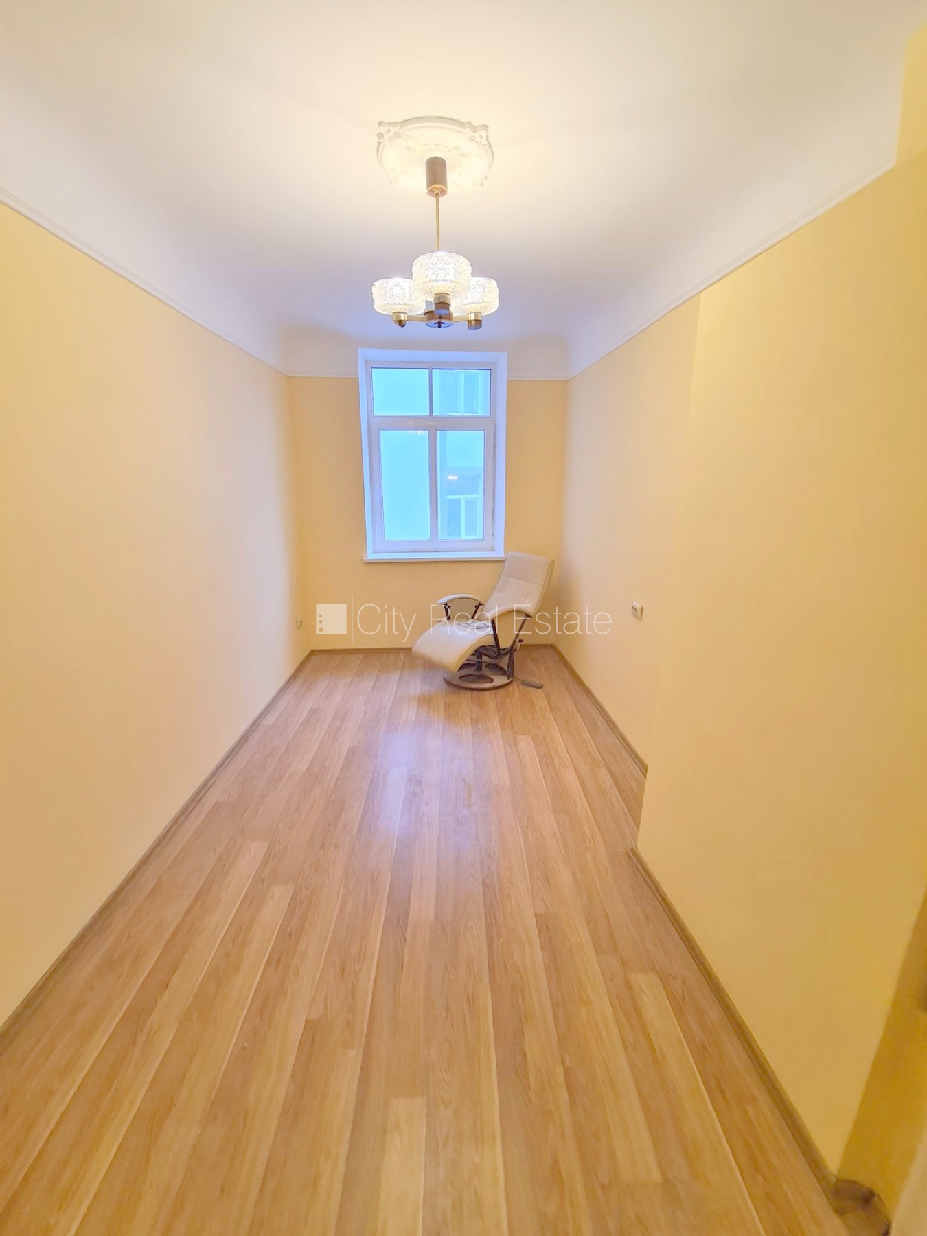 Sludinājumi. Pagalma māja, slēgts pagalms, ieeja no ielas, kāpņu telpa pēc kosmētiskā remonta, logi vērsti uz Cena: 250 EUR/mēn Foto #3