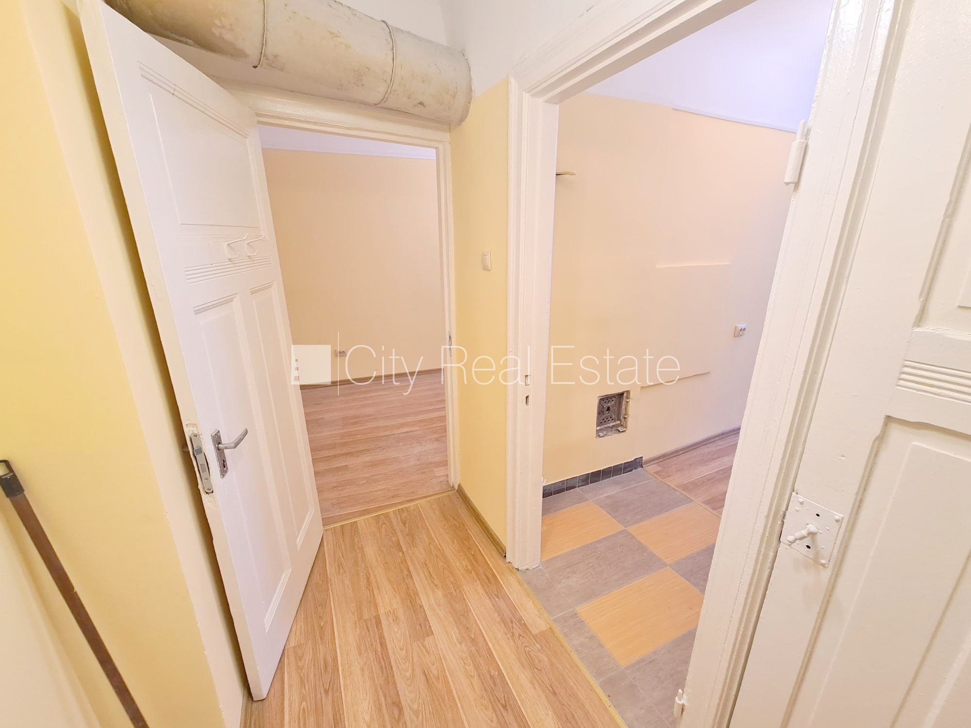 Sludinājumi. Pagalma māja, slēgts pagalms, ieeja no ielas, kāpņu telpa pēc kosmētiskā remonta, logi vērsti uz Cena: 250 EUR/mēn Foto #6