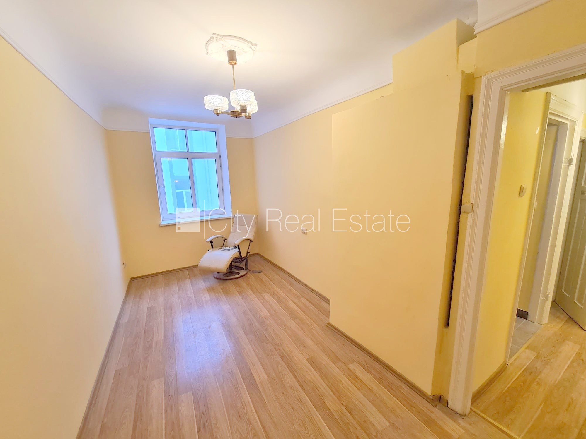 Sludinājumi. Pagalma māja, slēgts pagalms, ieeja no ielas, kāpņu telpa pēc kosmētiskā remonta, logi vērsti uz Cena: 250 EUR/mēn Foto #1