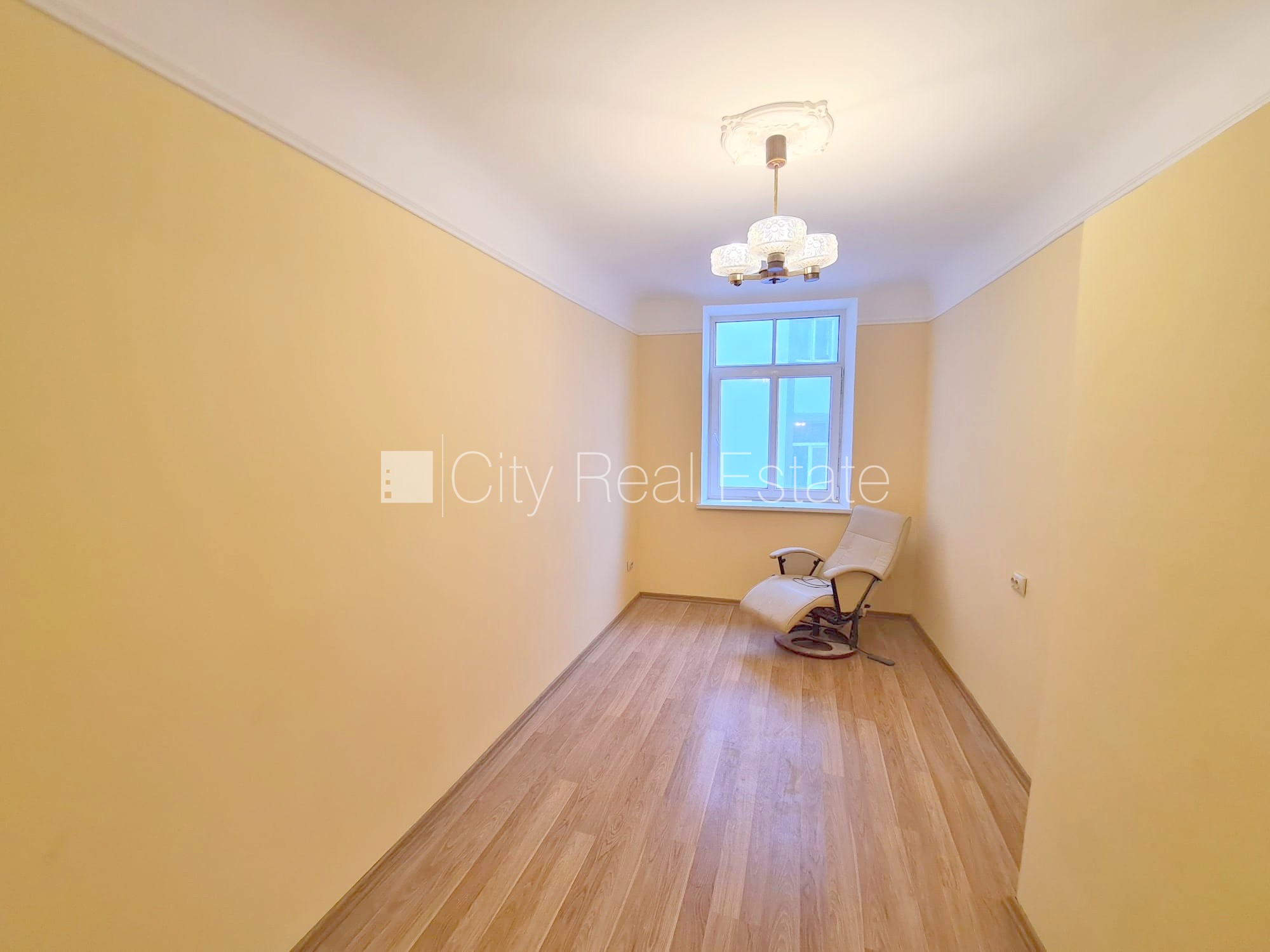 Sludinājumi. Pagalma māja, slēgts pagalms, ieeja no ielas, kāpņu telpa pēc kosmētiskā remonta, logi vērsti uz Cena: 250 EUR/mēn Foto #2