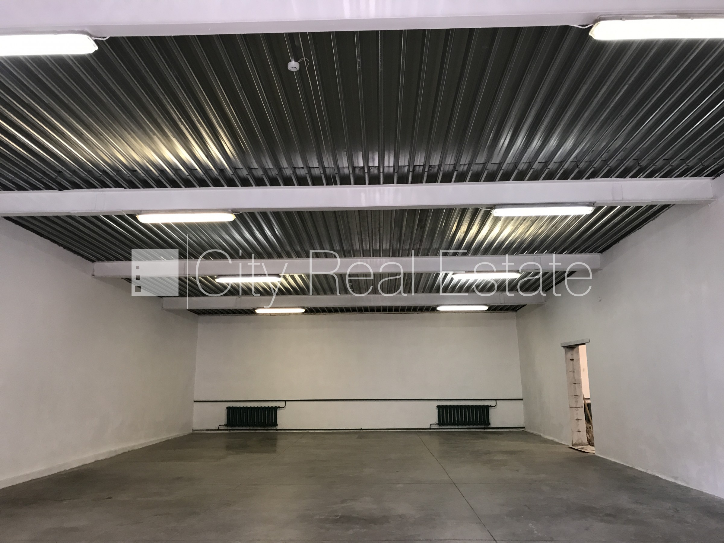 Sludinājumi. Renovēta māja, vieta vairākām automašīnām, mājā pieslēgta 3 fāžu elektroenerģijas jauda, augstie Cena: 1444 EUR/mēn Foto #1