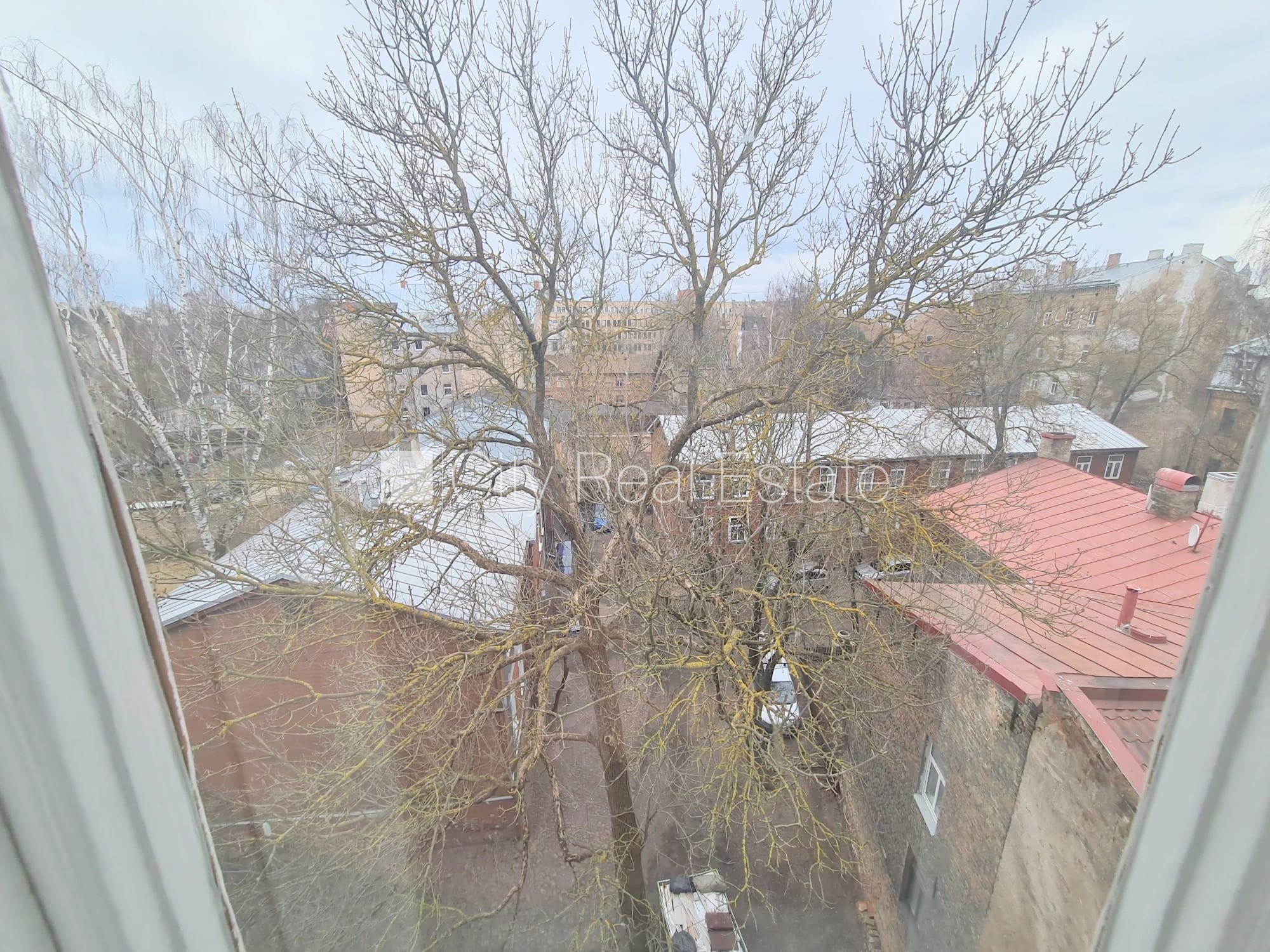 Объявление. Дом во дворе, реновированный дом, закрытая территория, вход со двора, лестничная клетка после Цена: 240 EUR/мес. Foto #15